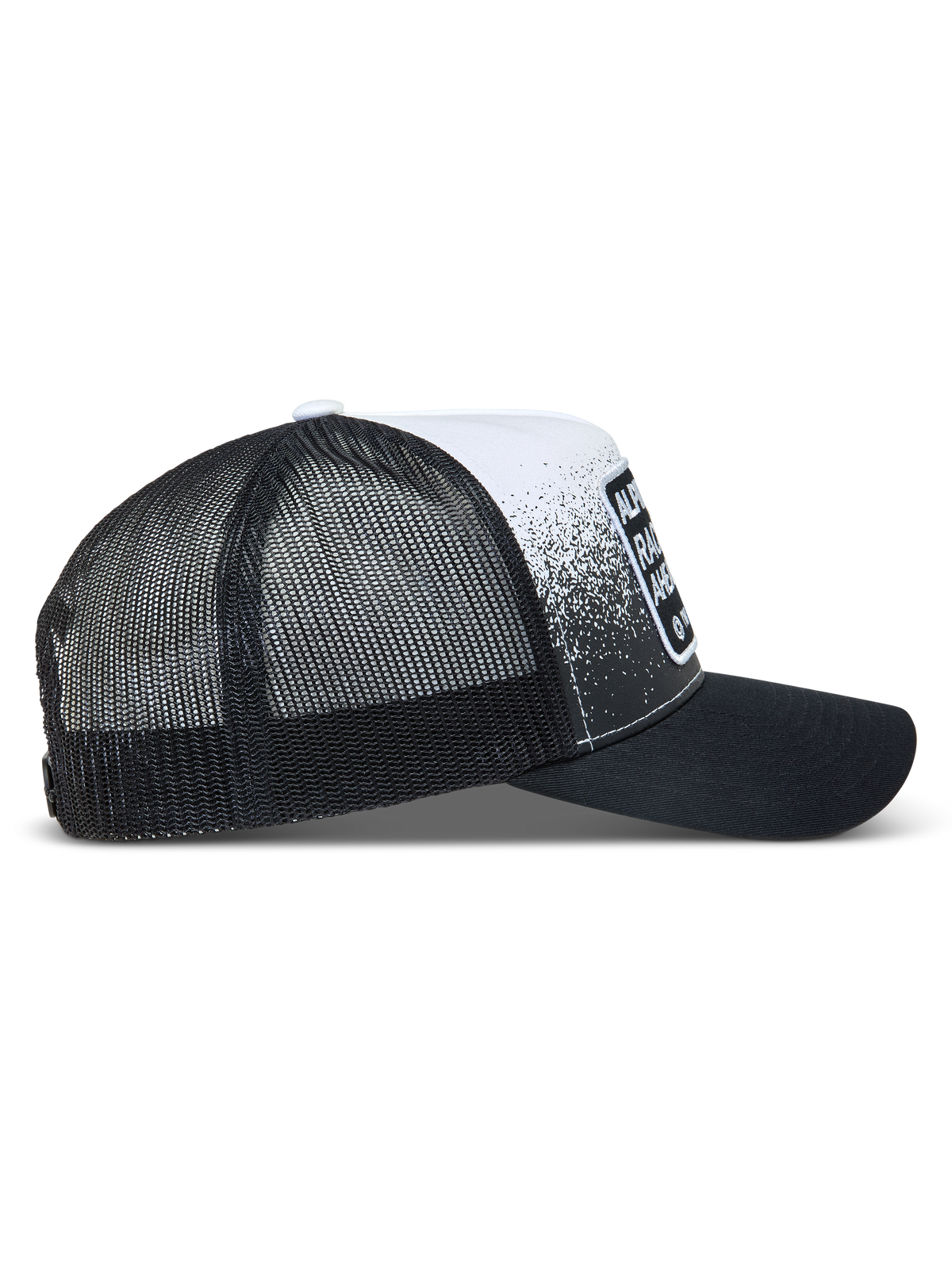 Alpinestars Gravel Trucker Hat, sort og hvid truckercap med mesh-bagside, buet skygge og race-inspireret grusprint.