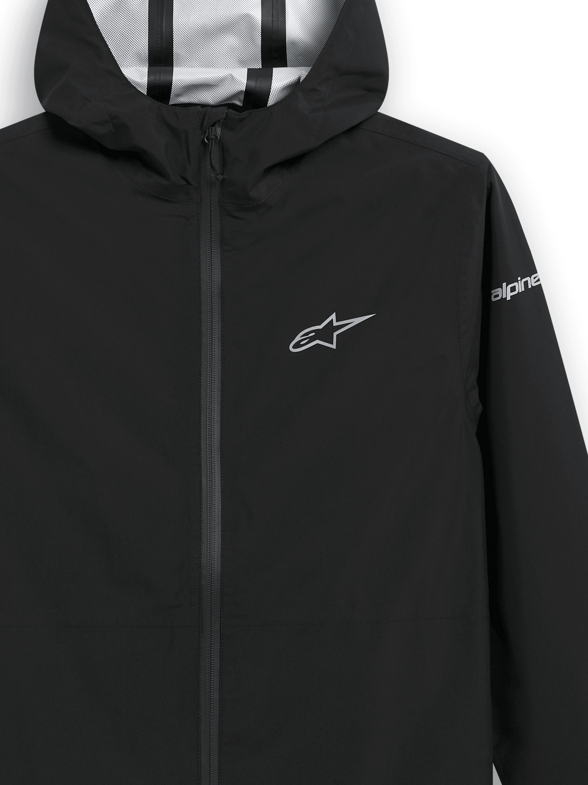 Alpinestars Kascade regnjakke, sort regnjakke, nærbillede af bryst og hætte, sølvfarvet stjernelogo på brystet og branding på ærmet, tapede sømme synlige inde i hætten, vandafvisende motorsportsinspireret overtøj