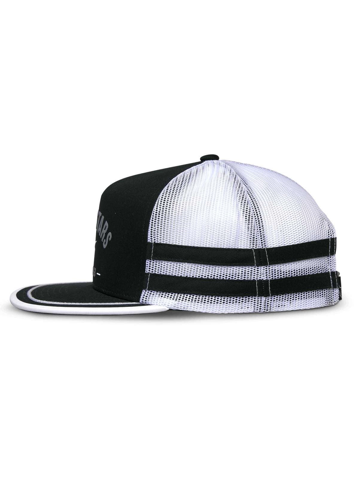 Alpinestars Backline Trucker Hat, sort og hvid, sideprofil der viser sort twill-front og hvid mesh-bagside, flad skygge med hvid suttache-kant, dobbelte sorte applique-striber på siden, motorsport-inspireret fritidskasket
