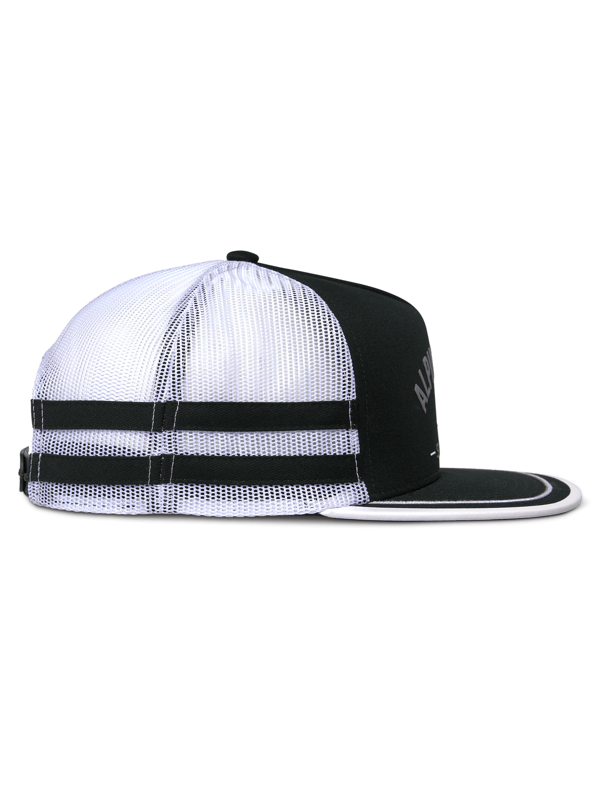 Alpinestars Backline Trucker Hat, set fra siden, sort, hvid og grå, hvid mesh-bagside med to sorte horisontale striber, struktureret sort krone, flad skygge med hvid kant, afslappet motorsport-inspireret hovedbeklædning.