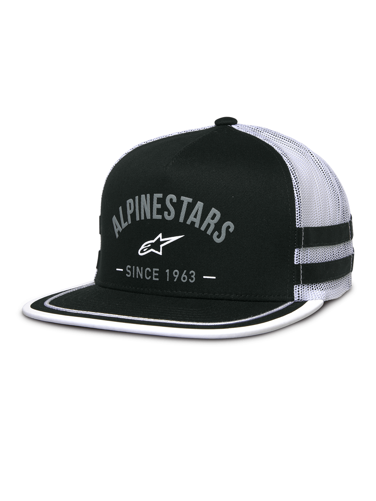 Alpinestars Backline Trucker Hat, sort twill-front og hvid mesh-bagside, flad skygge med hvid suttache-kant, gråt buet Alpinestars-logo med Since 1963-tekst, applikationsstriber på siden, afslappet motorsport-inspireret snapback-kasket