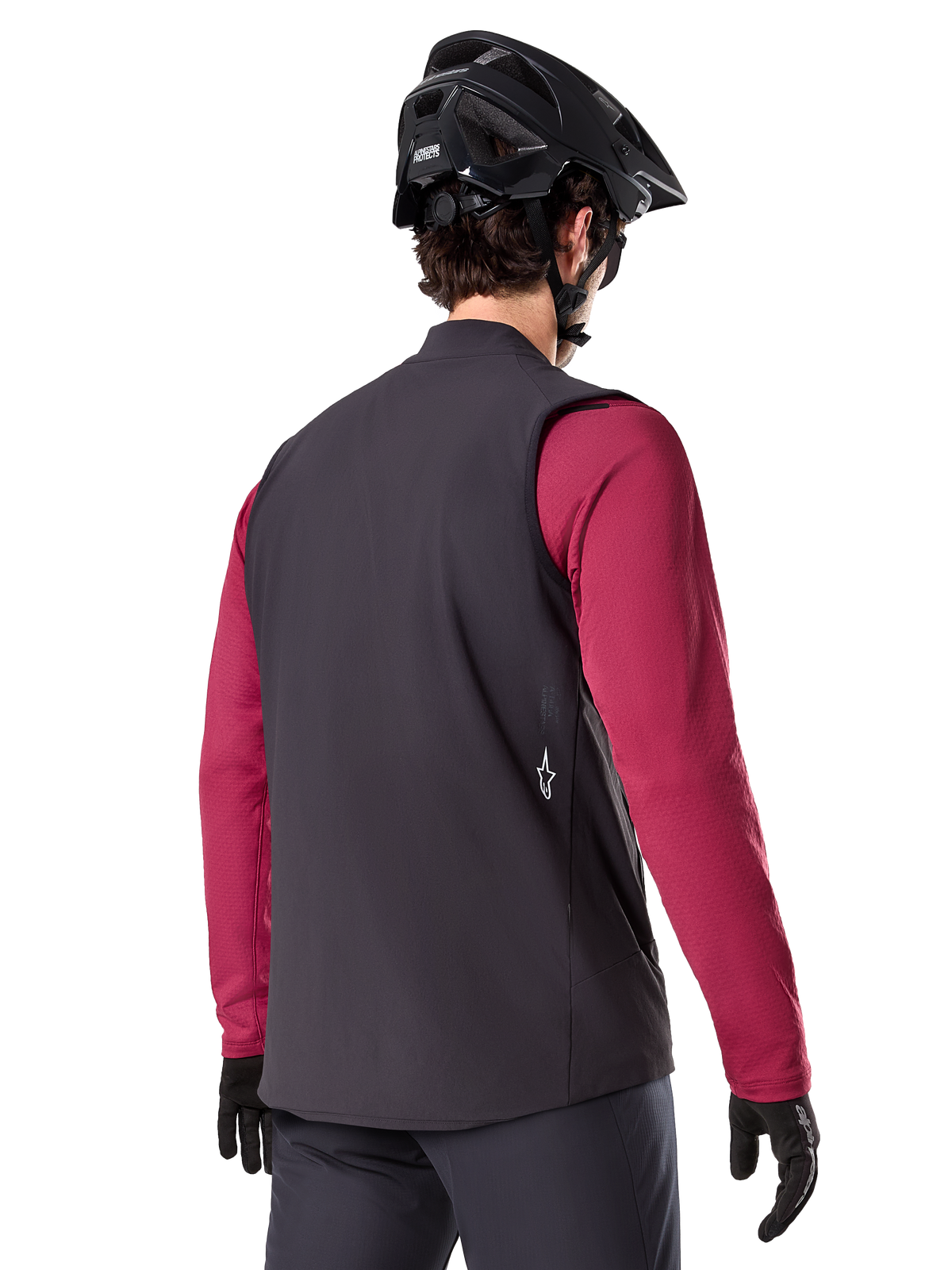 Alpinestars A-Dura Thermal Vest, sort, set bagfra, bordeauxrød langærmet trøje, sort mountainbikehjelm og handsker, letvægtsisoleret cykeludstyr til terrænkørsel