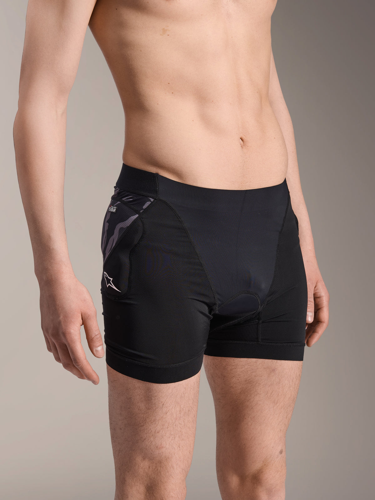 Alpinestars A-Motion Plasma Protection Boxers, sorte cykel-base-layer-shorts, med camo-mønstret hoftebeskytter og hvidt Astar-logo, åndbart mesh-stof, beskyttelsesudstyr til mountainbike