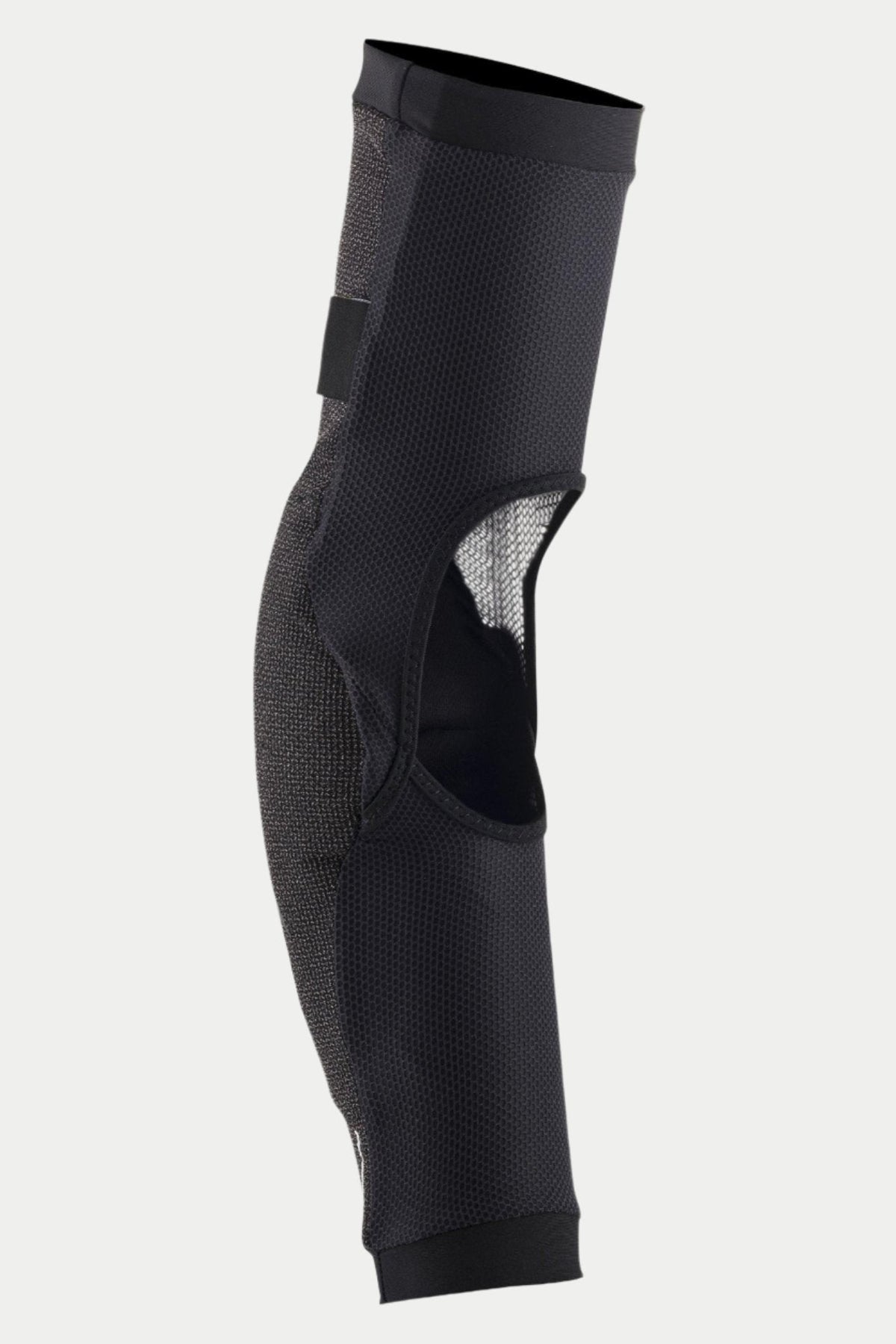 Alpinestars Paragon Pro albuebeskytter, sort, set fra siden, der viser åndbar stræknet-konstruktion og et stort ventilationsvindue bagpå, ergonomisk slip-on design med elastiske manchetter til mountainbike-beskyttelse