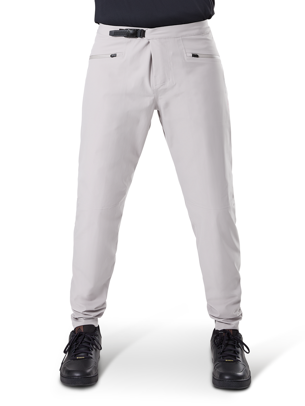 Alpinestars A-Dura Waterproof Pants, MTB-cykelbukser, titaniumgrå, set forfra, med sort rachet-lukning i taljen og to lynlåslommer, elastiske manchetter, båret med sorte sneakers, teknisk vandtæt udstyr til mountainbiking