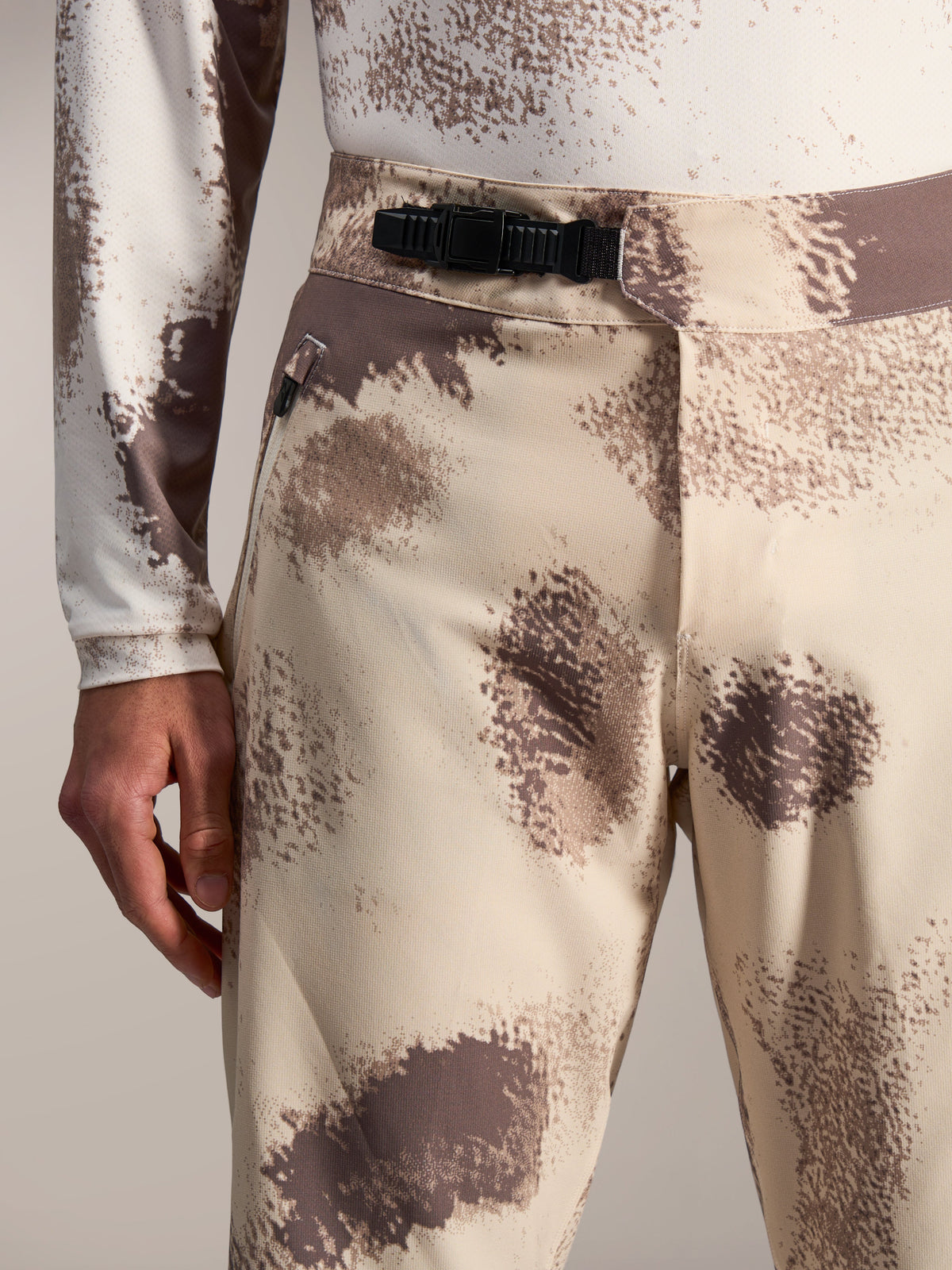 A-Dura Ride Shorts i Sand Camo med sort skraldelukning i taljen, slidstærkt mountainbike-tøj til off-road kørsel.