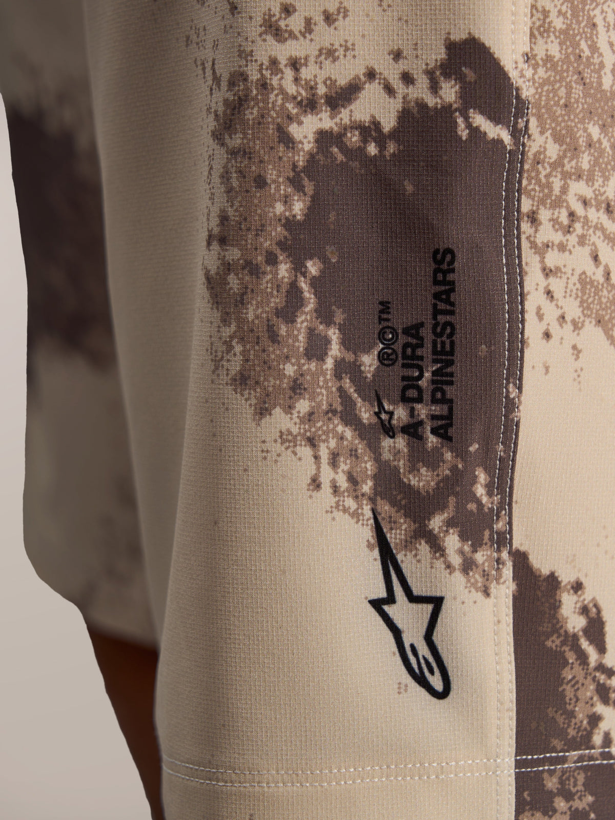 A-Dura Ride Shorts i sand camo med Astar-logo på slidstærkt teknisk vævet stof med 4-vejs stræk.