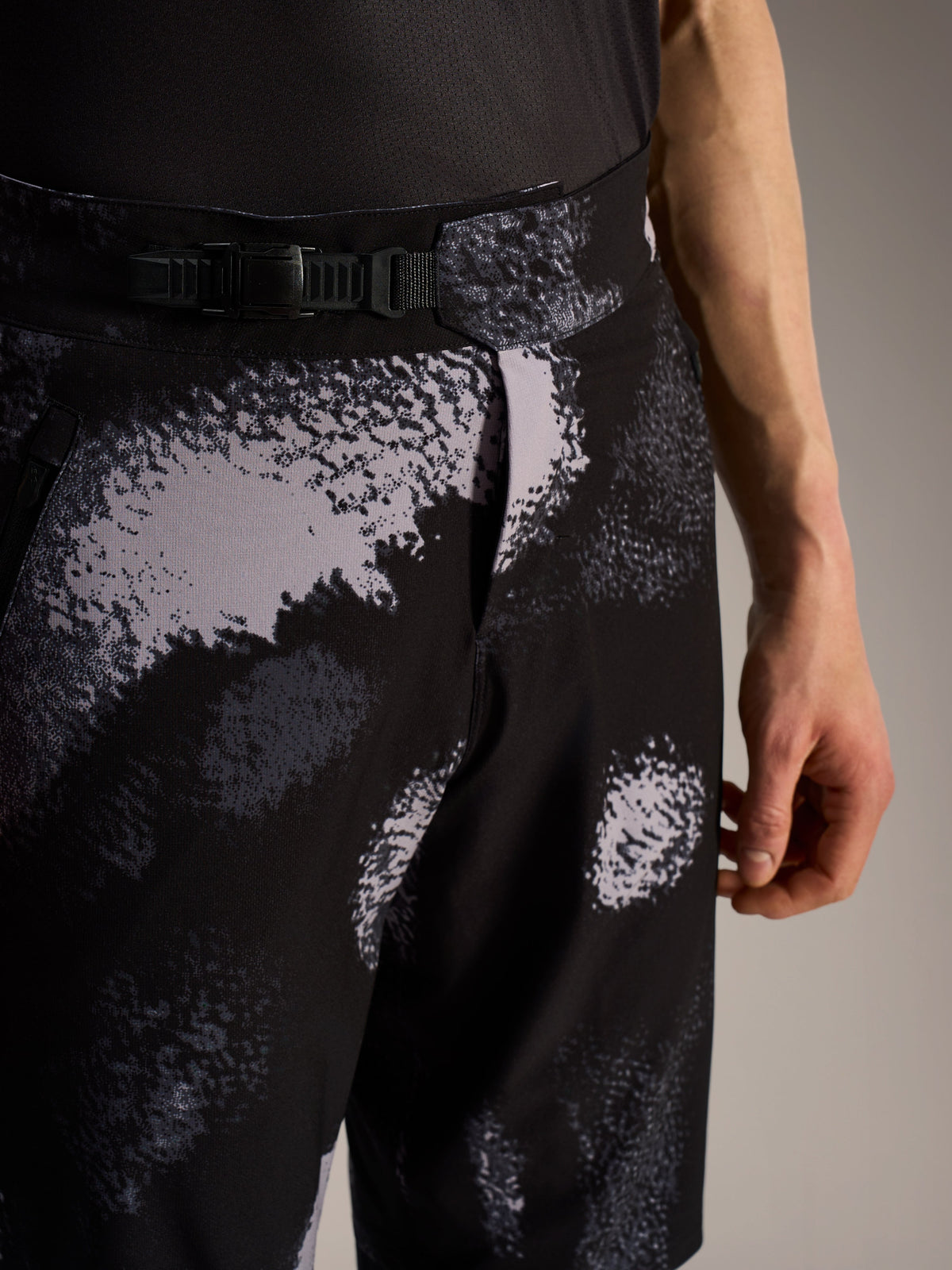 Alpinestars A-Dura Ride Shorts i Black Camo med skraldelukning og slidstærkt 4-vejs strækstof til mountainbike.