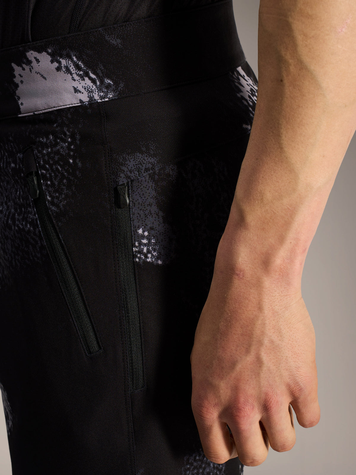 A-Dura Ride Shorts i Black Camo med sikre lynlåslommer og slidstærkt strækstof til MTB-kørsel.