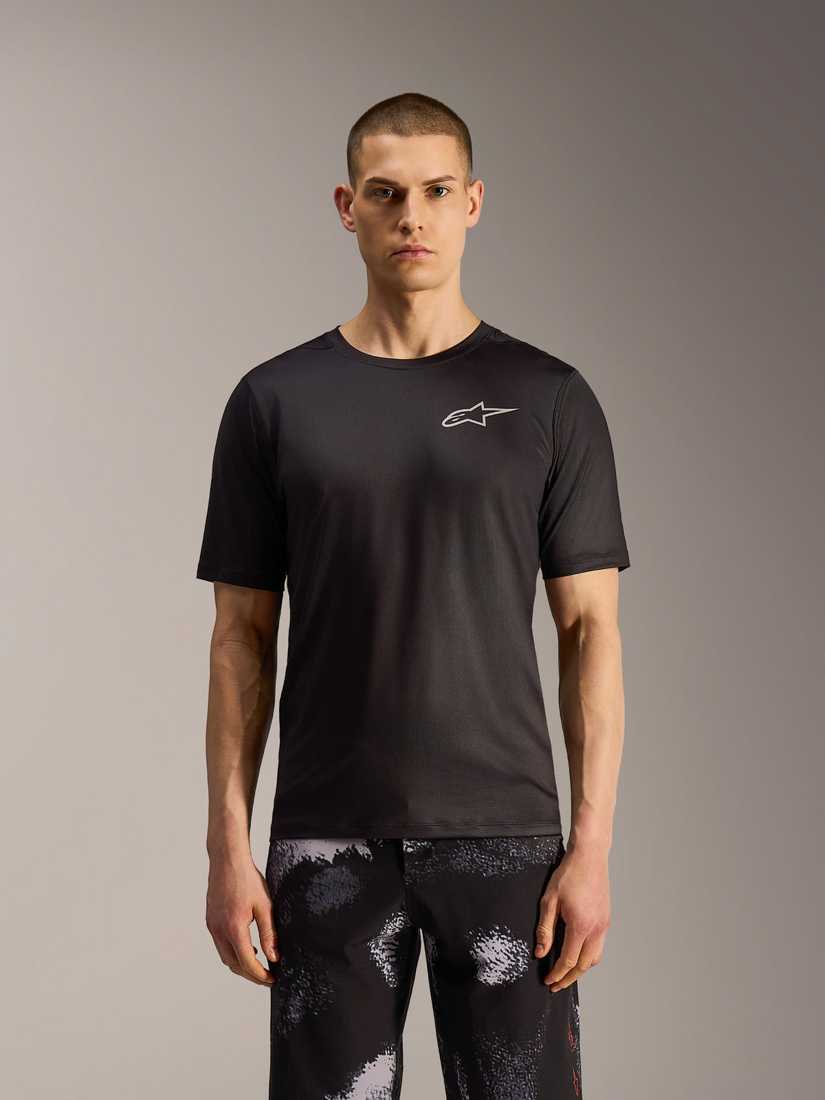 Alpinestars A-Dura Ride Shorts i Black Camo, slidstærke MTB-shorts med robust mønster, vist på en model.