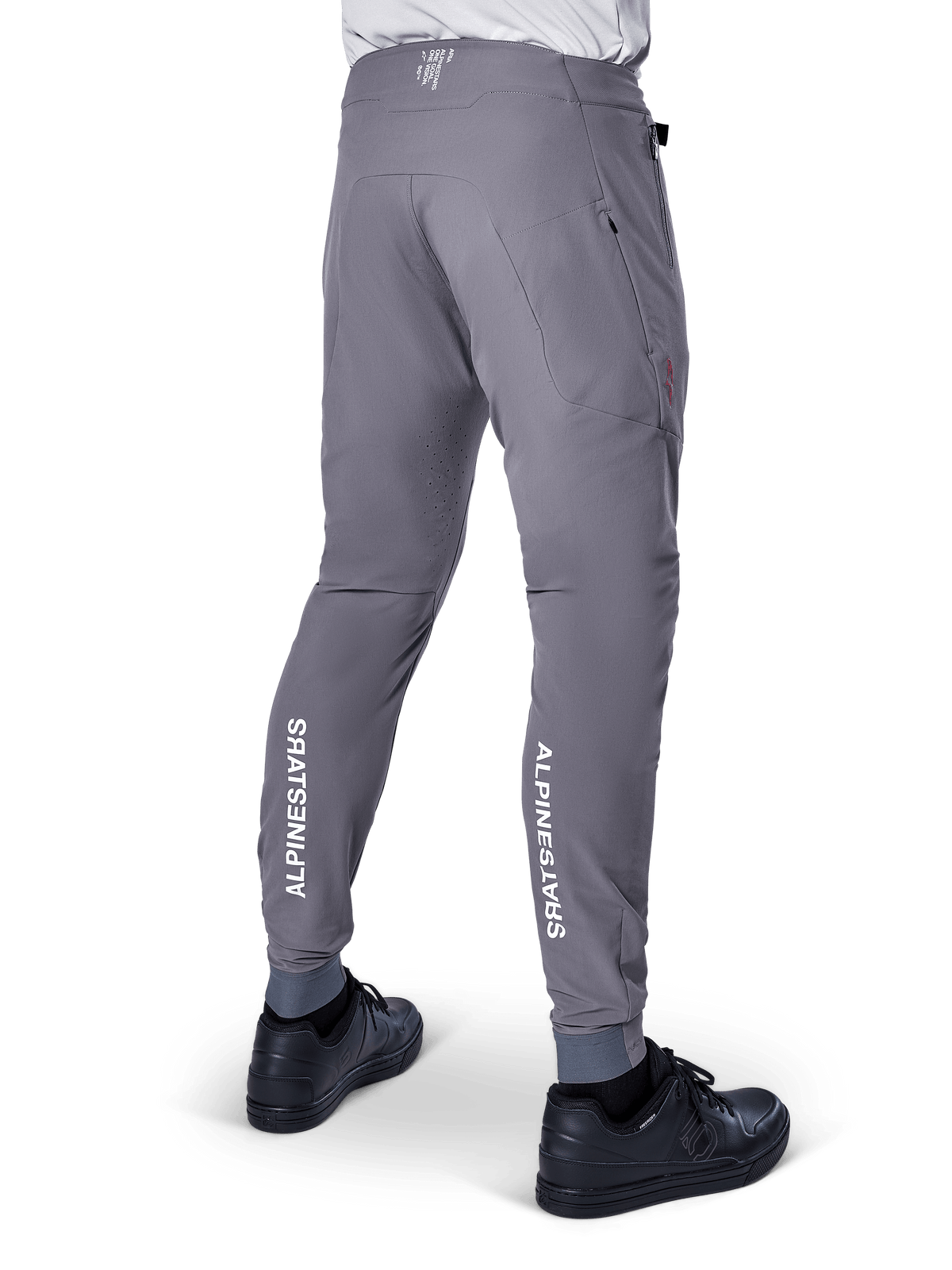 Alpinestars A-Aria Elite bukser, MTB-bukser, mørkegrå, med lodrette hvide Alpinestars-logoer bag på underbenene, laserskårne ventilationshuller, elastiske manchetter og en ydelsespasform til mountainbike