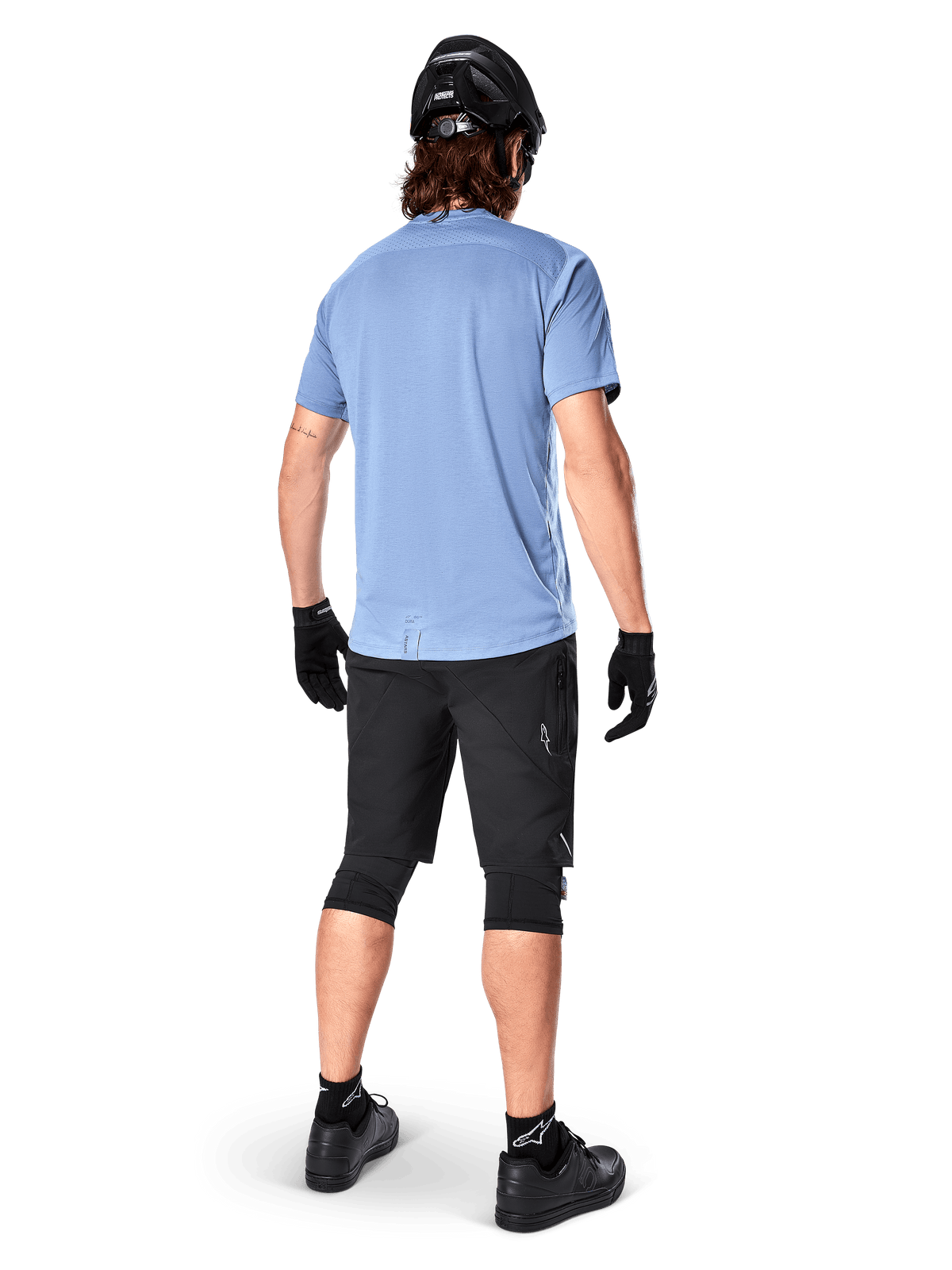 Alpinestars A-Dura Elite shorts, mountainbike-shorts, sort, set bagfra på model, båret med lyseblå kortærmet trøje og sort beskyttelsesudstyr, teknisk design med lynlåslommer og reflekterende detaljer til off-road cykling
