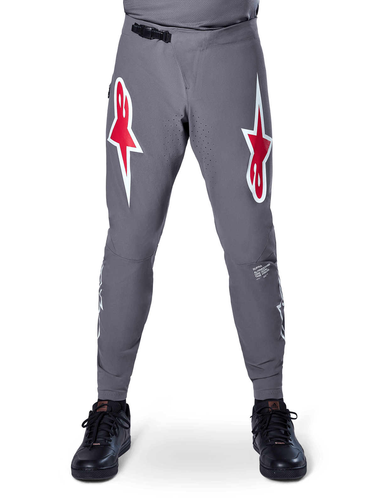 Alpinestars A-Supra Race bukser, MTB-racerbukser, mørkegrå, store røde og hvide stjernelogoer på lårene, laserperforeret ventilation på indersiden af benene, sort ratchet-taljelukning, designet til mountainbike-racing