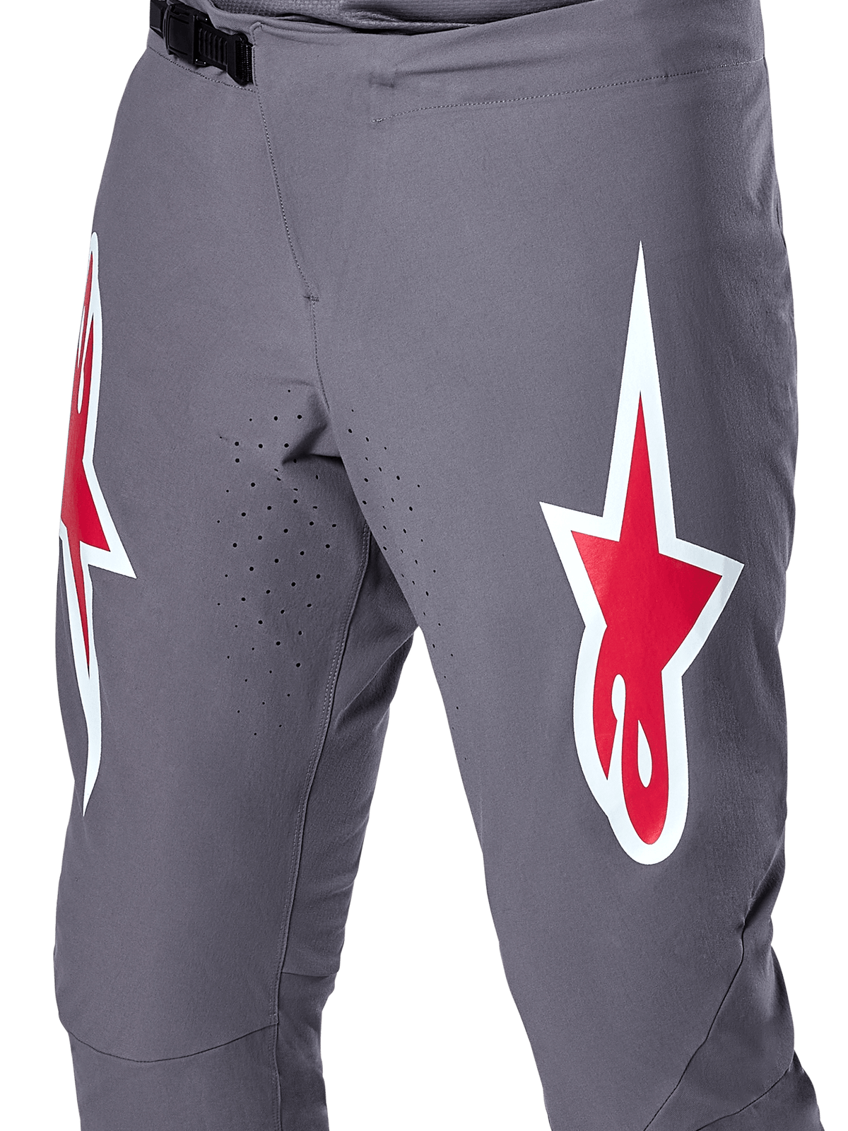 Alpinestars A-Supra Race bukser, MTB-racingbukser, mørkegrå med røde og hvide logoer, nærbillede der viser laserperforeret ventilation på de indre lår og en sort ratchet-taljelukning