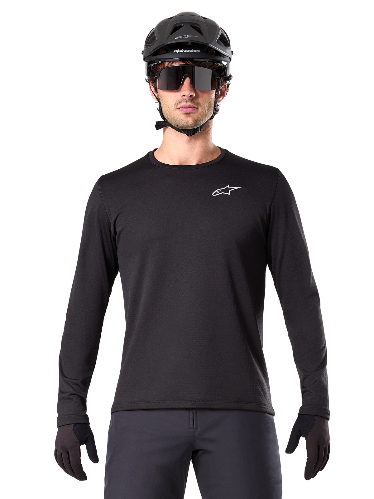 Alpinestars A-Dura Termotrøje, sort langærmet mountainbike-trøje, vist med en sort hjelm og store solbriller, med et lille hvidt Alpinestars-logo på brystet, regular fit, MTB-cykeltøj