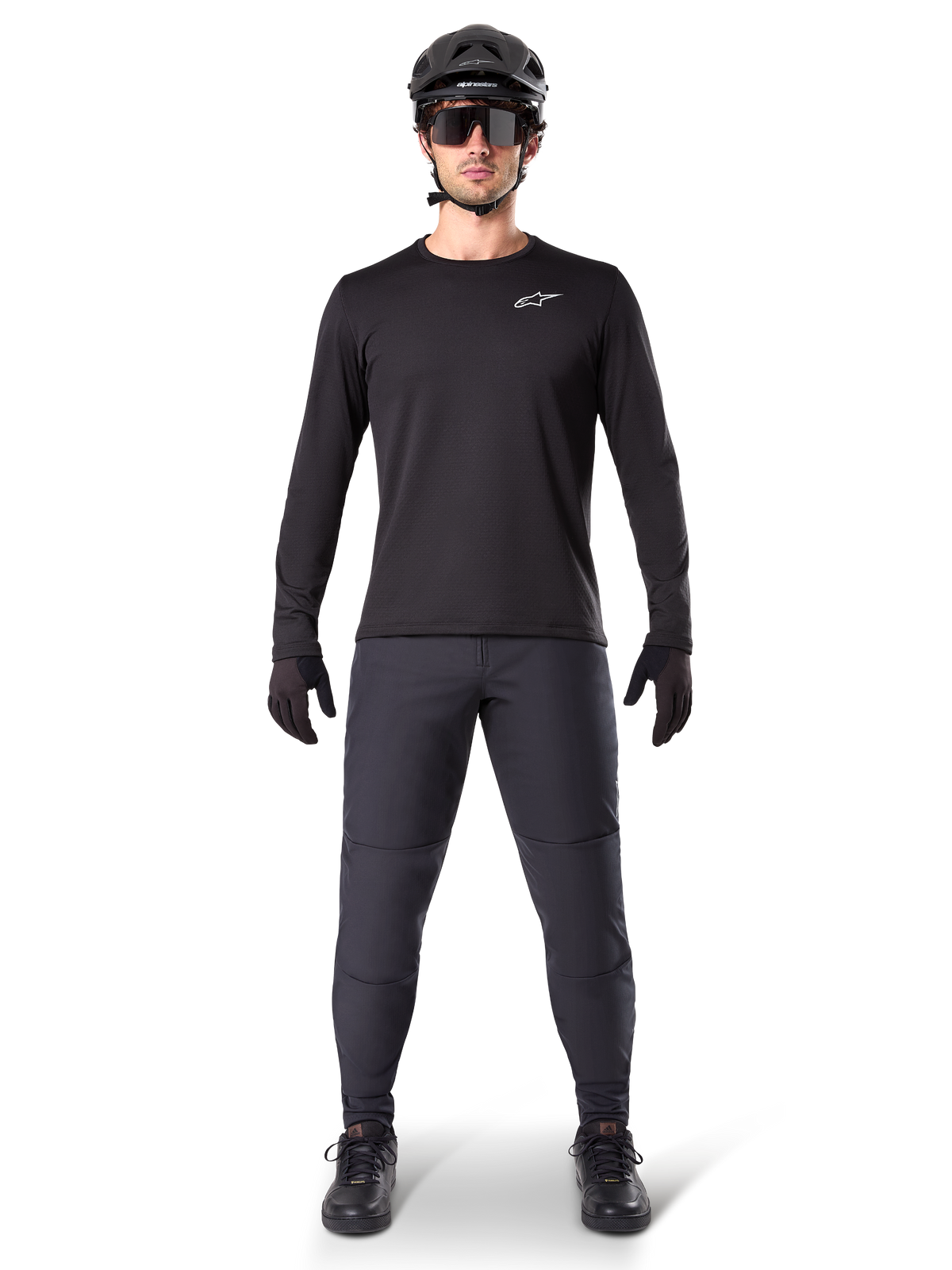 Alpinestars A-Dura Termotrøje, sort langærmet mountainbike-trøje, kombineret med mørkegrå bukser, sorte handsker, sort hjelm og solbriller, hvidt Alpinestars-logo på brystet, koordineret outfit til mountainbike-kørsel i koldt vejr