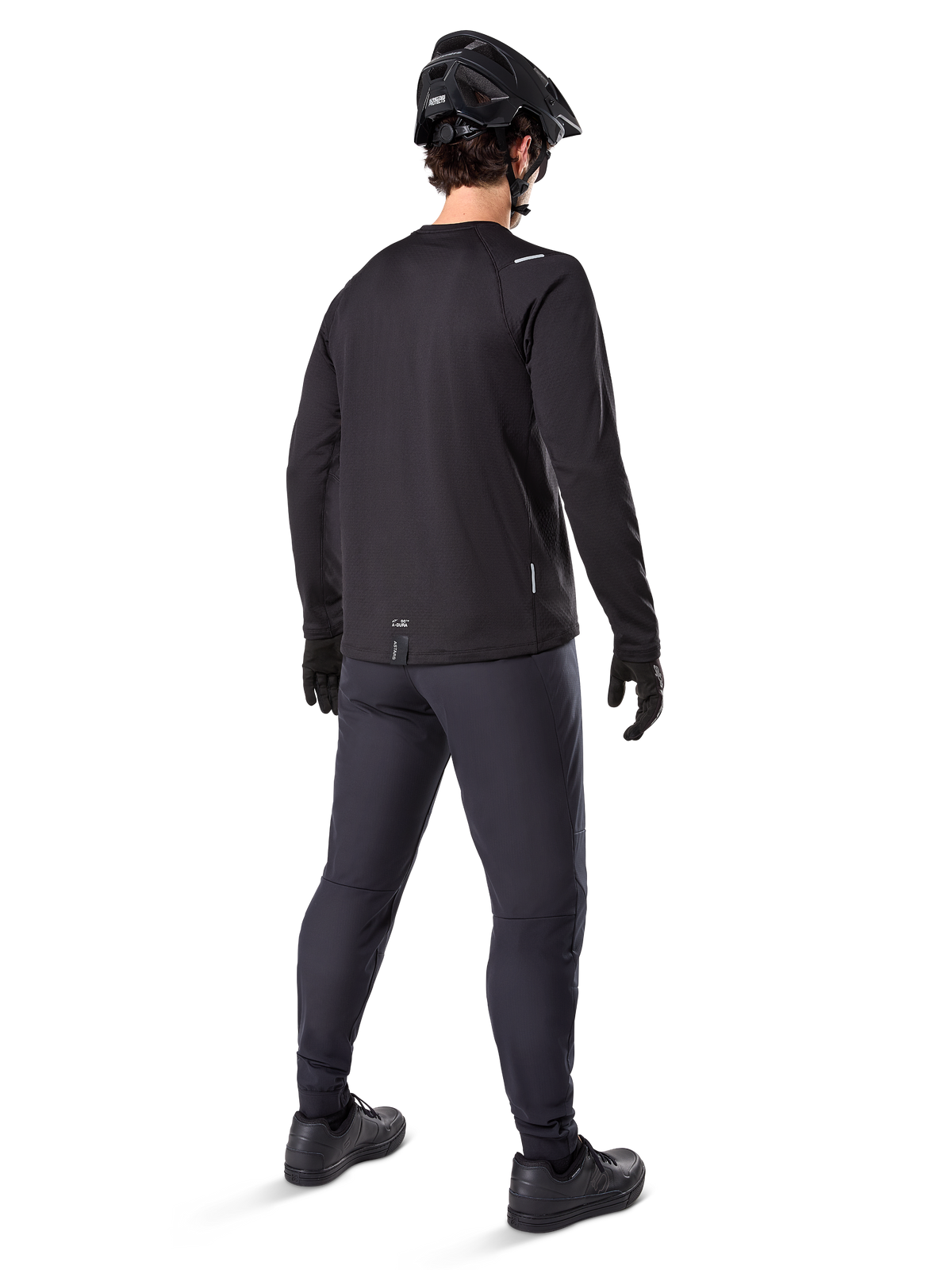 Alpinestars A-Dura Thermal Jersey, langærmet cykeltrøje til mænd, sort, set bagfra på model iført en sort MTB-hjelm, mørkegrå bukser og sorte handsker, professionelt mountainbike-tøj til koldt vejr