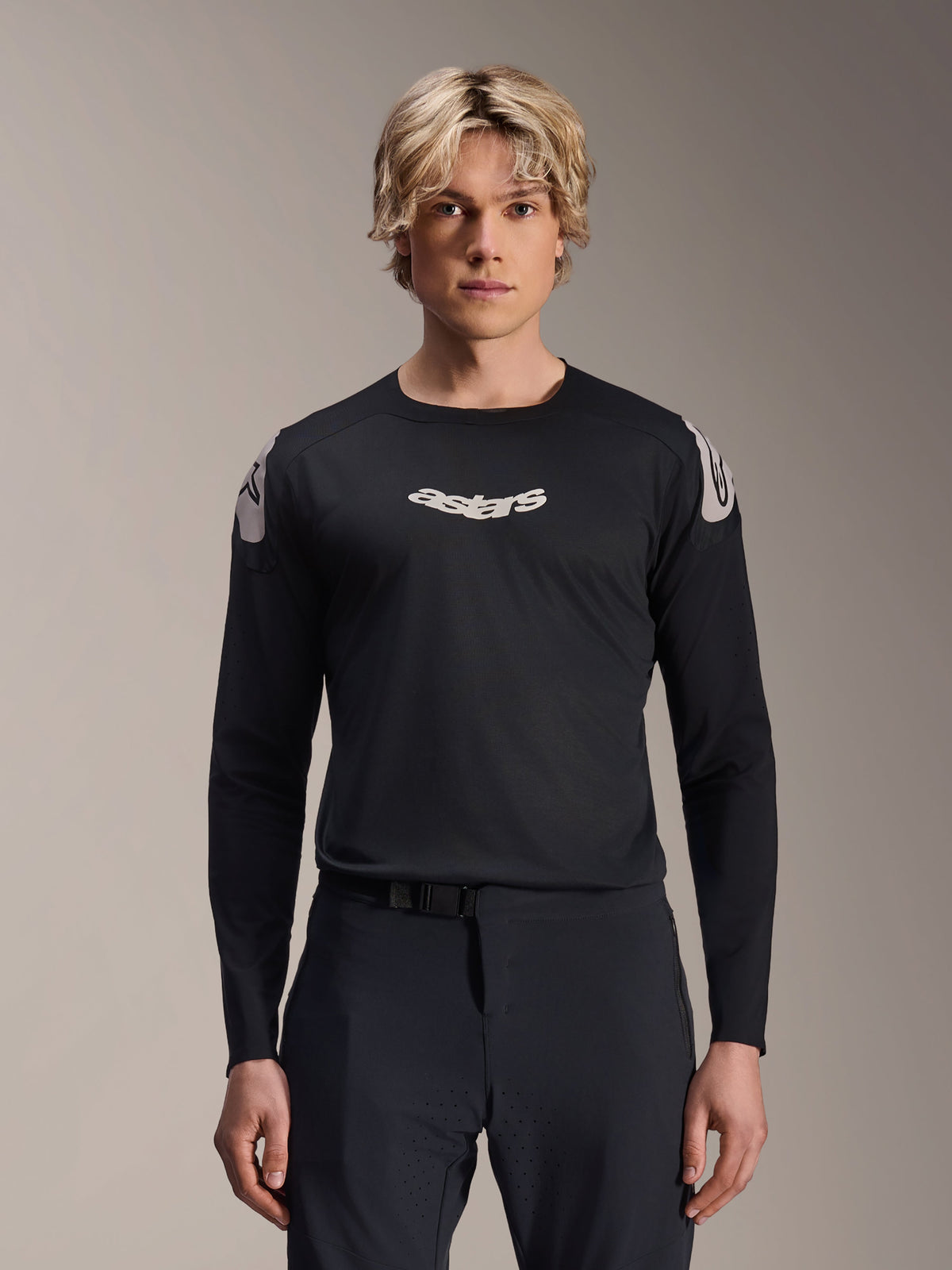 Alpinestars A-Aria Polartec Elite Jersey, langærmet MTB-trøje, sort, med hvidt 'astars' logo på brystet og hvid grafik på skuldrene, performance-cykeludstyr båret af en model