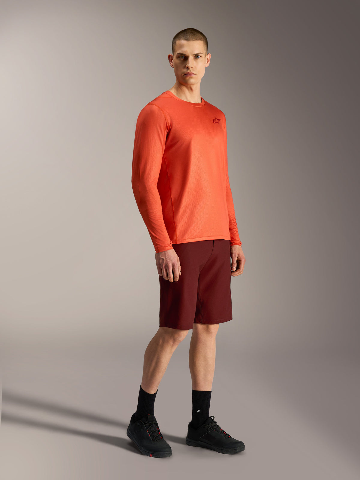 Alpinestars A-Dura Air orange langærmet trøje og bordeaux A-Dura Ride shorts, professionelt MTB-udstyr.