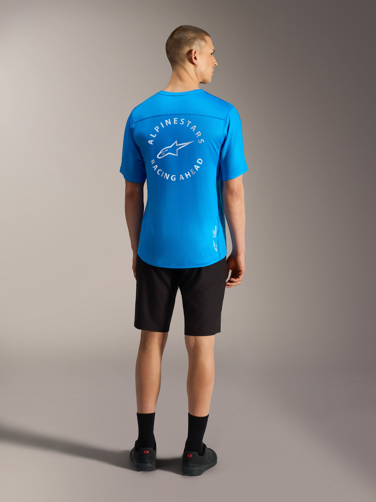 Blå Alpinestars A-Dura Air SS jersey med hvidt ryglogo og sorte A-Dura Ride shorts til mountainbiking.