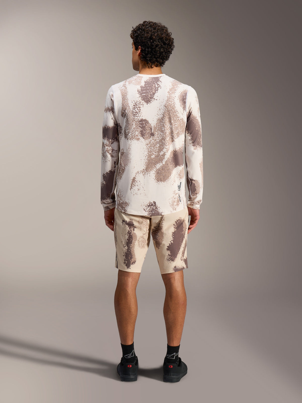 Alpinestars A-Dura Ride langærmet trøje og shorts i sand camo, komplet MTB-outfit set bagfra.