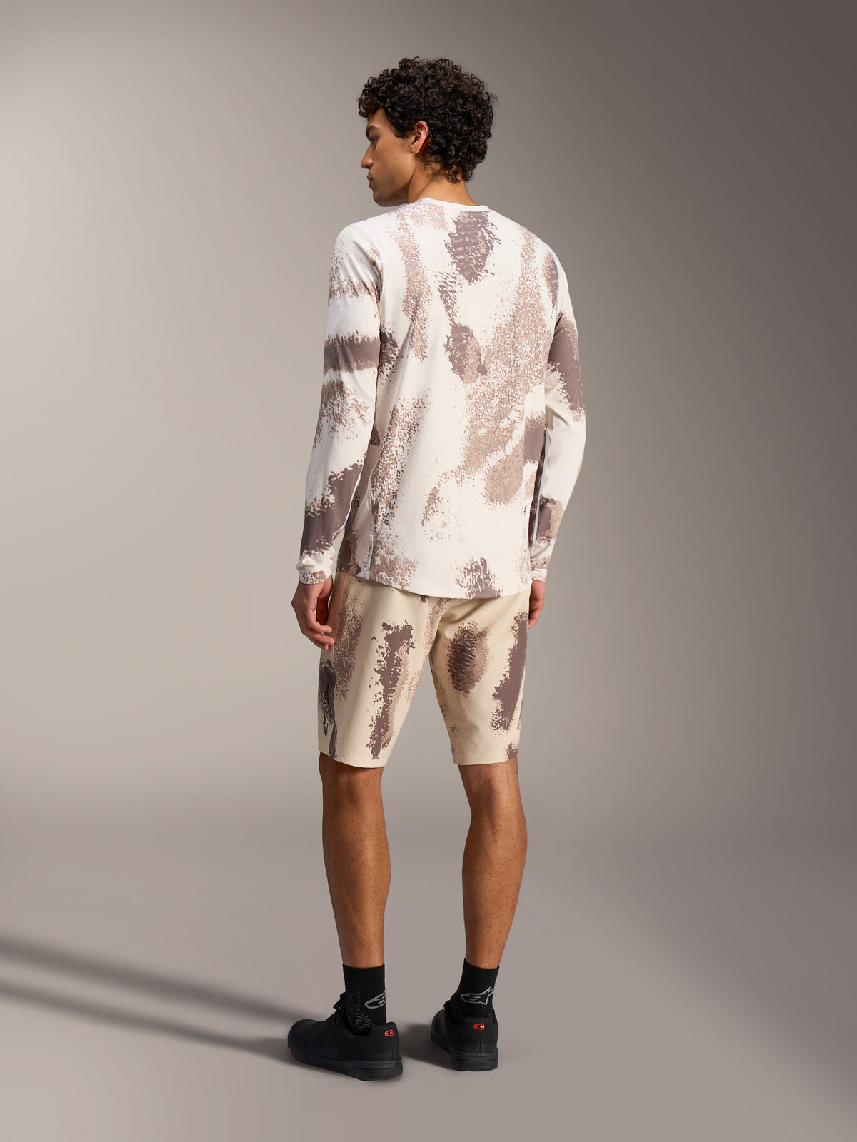 A-Dura Ride LS trøje og matchende shorts i Sand Camo, teknisk MTB-udstyr med et tekstureret camouflagemønster.