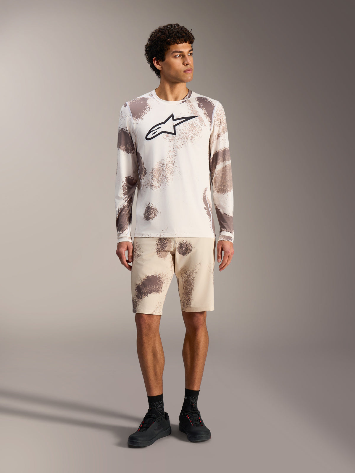 Alpinestars A-Dura Ride langærmet trøje og shorts i Sand Camo, teknisk MTB-udstyr med ikonisk Astars-logo på brystet.