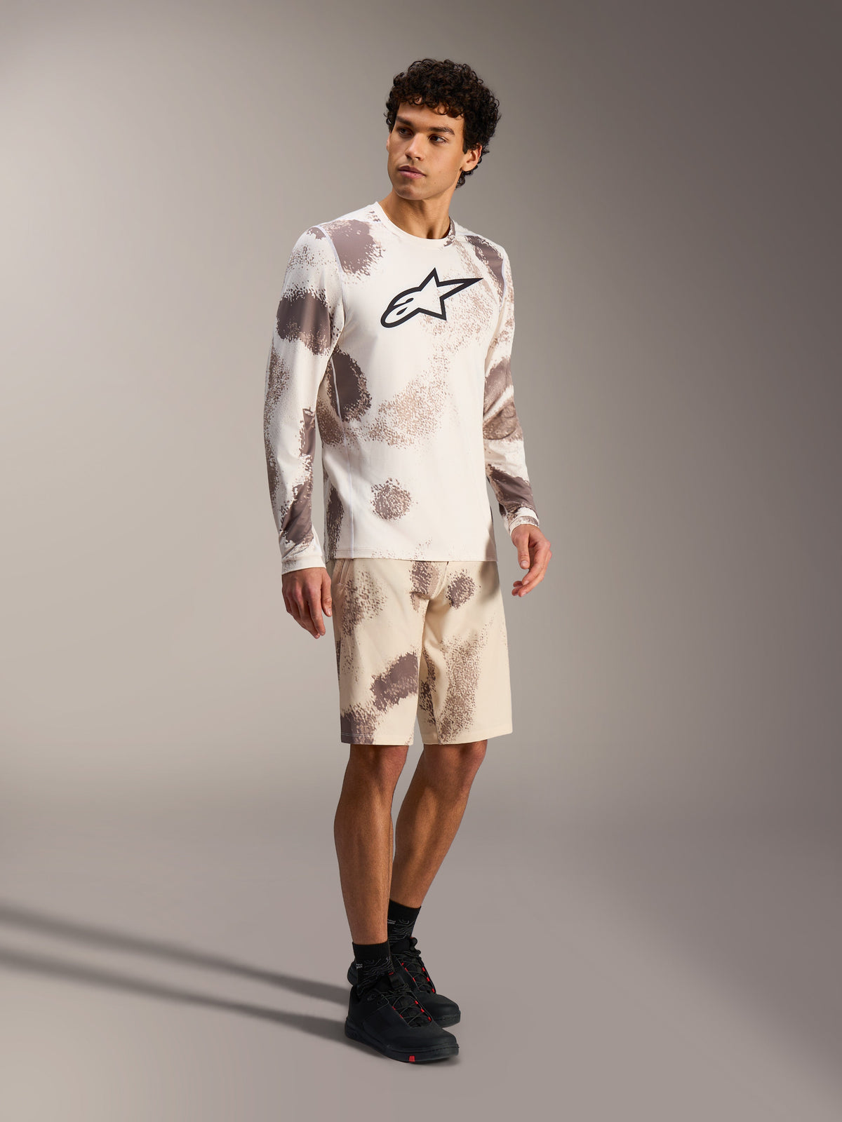 A-Dura Ride LS trøje og Sand Camo shorts, mountainbike-sæt i sandfarvet camouflage med stort logo og teknisk fit.