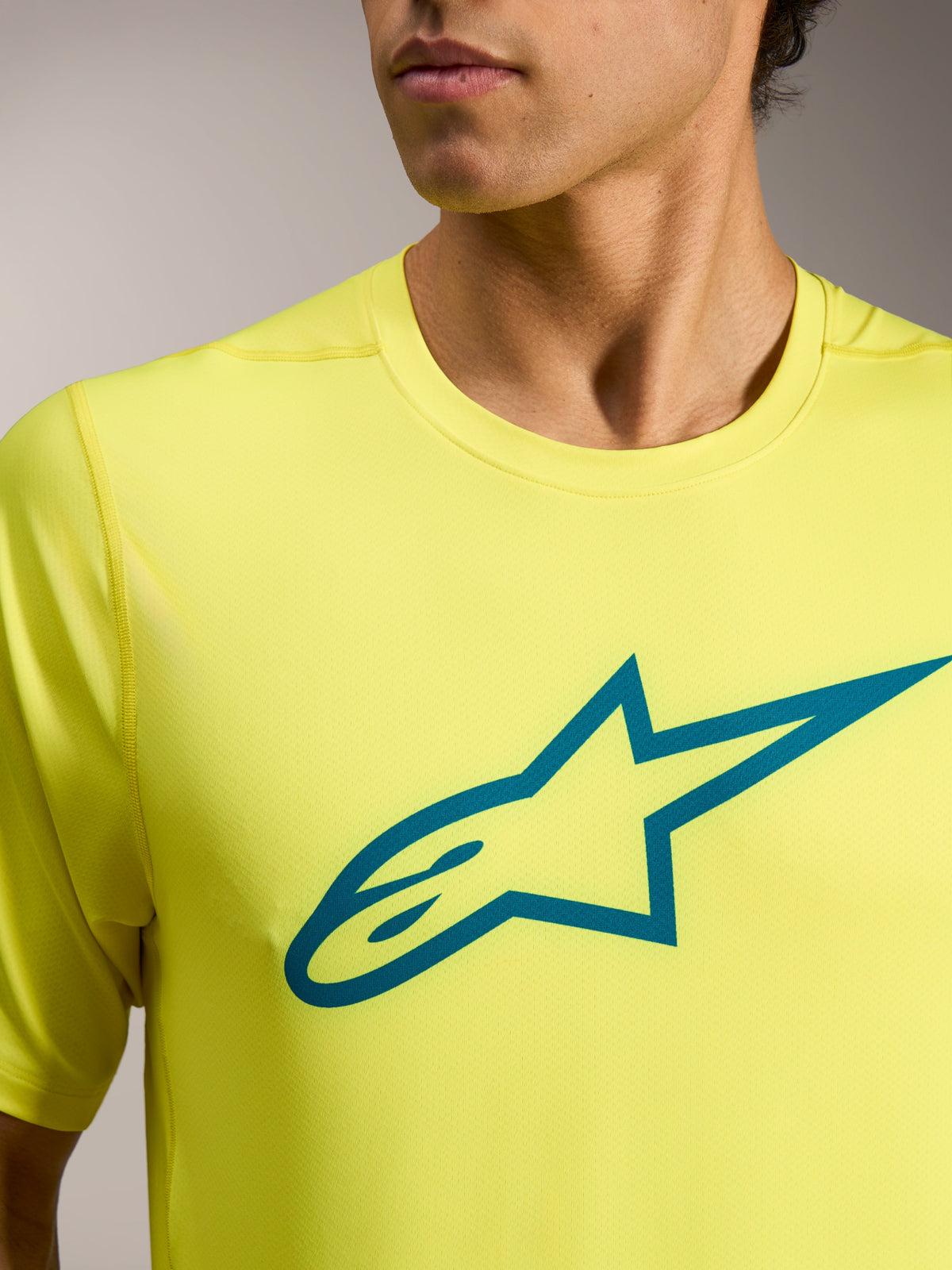 Gul Fluo A-Dura Ride kortærmet trøje med teal Astars-logo på brystet, letvægts teknisk MTB-tøj.