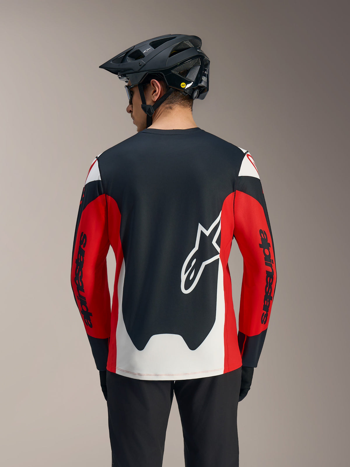 A-Dura Race langærmet trøje i rød, sort og hvid med stort hvidt Astars-logo og racing-grafik på ryggen.
