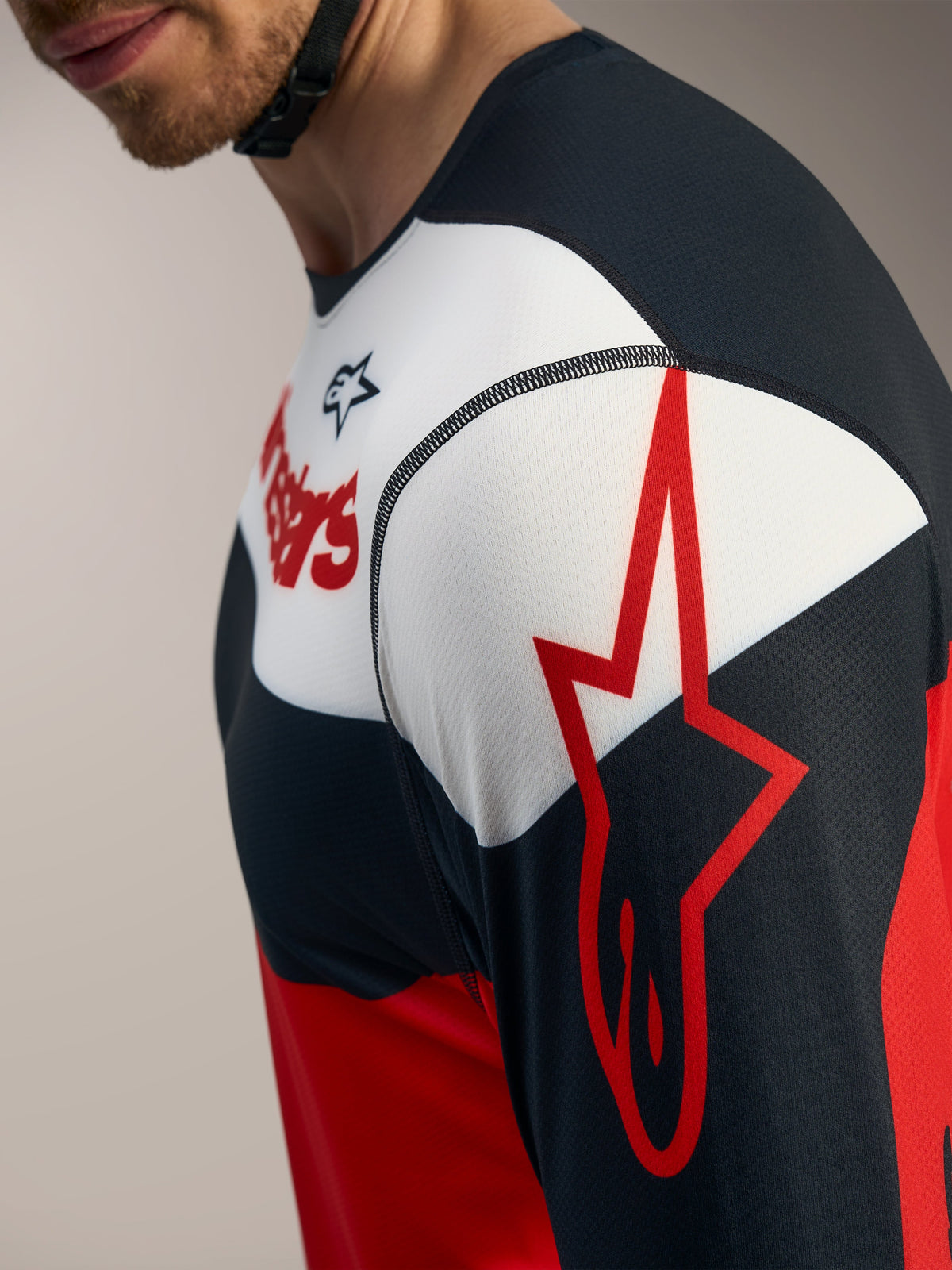 Alpinestars A-Dura Race trøje, detalje i rød, sort og hvid med stjernelogo på ærmet, MTB-cykeltøj.