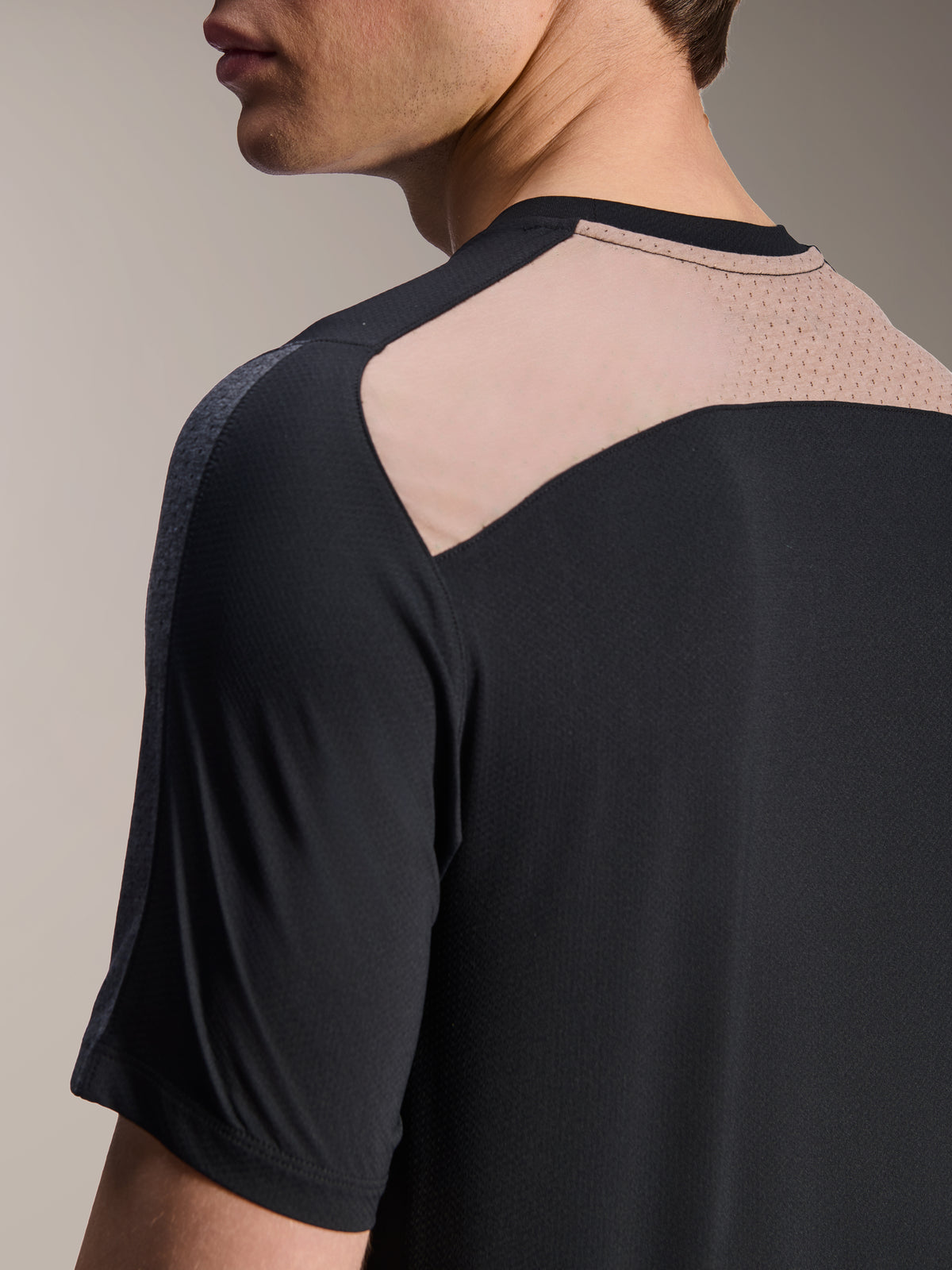 Alpinestars A-Dura Lipan kortærmet jersey, sort, nærbillede bagfra af skulder og nakke, med et åndbart mesh-ventilationspanel, teknisk mountainbike-beklædning