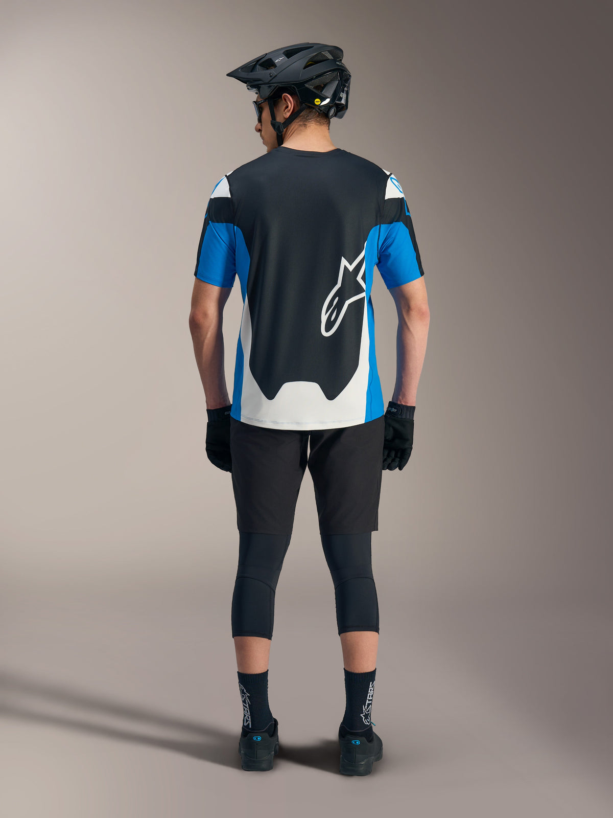 Alpinestars A-Dura Race SS trøje i blå og sort, stylet med tekniske MTB-shorts og performance-udstyr.
