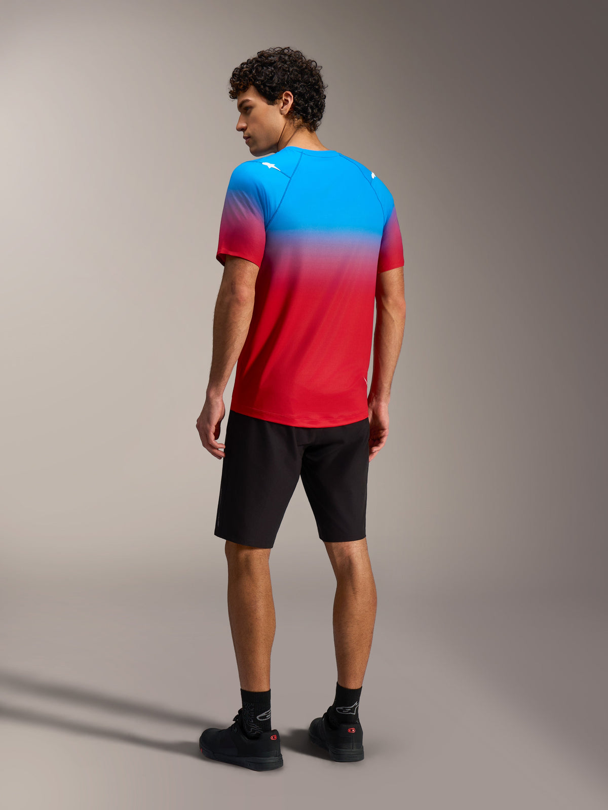 A-Dura ASTARS 2.0 jersey, rød og blå gradient, set bagfra på model, højtydende mountainbike-gear.