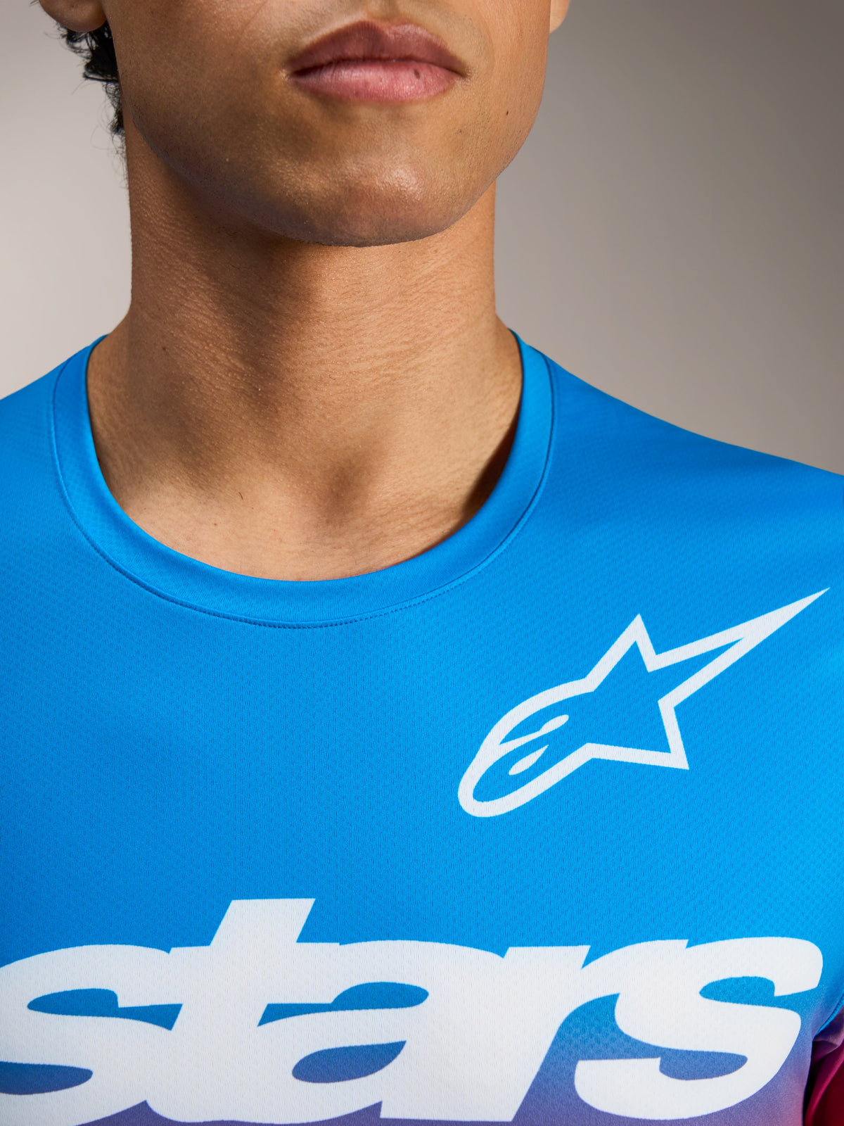 A-Dura ASTARS Jersey 2.0, blå kortærmet MTB-trøje med hvidt brystlogo og åndbart jacquard-stof.