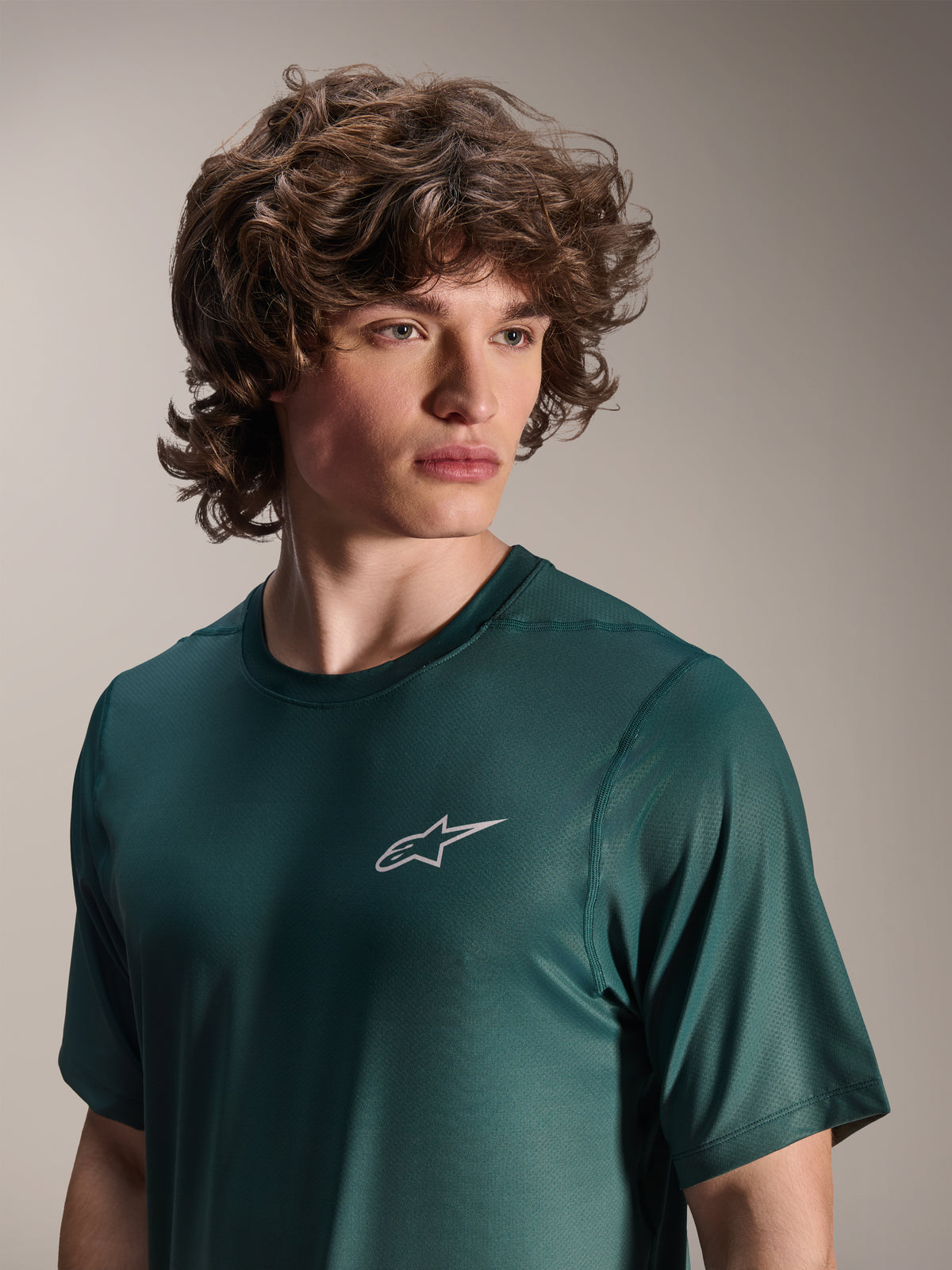 Alpinestars A-Dura Rise Jersey - kortærmet, Silver Pine grøn, båret af en model, lille hvidt Astars-logo på brystet, jacquard performance-stof, afslappet mountainbike-beklædning