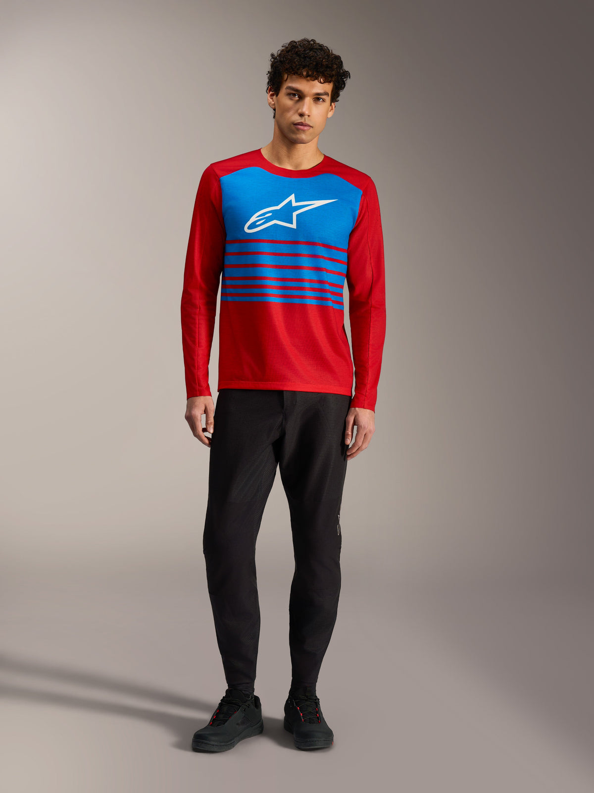 A-Dura Elite Trøje 2.0, rød langærmet MTB-trøje med blåt brystpanel, hvidt Alpinestars-logo og stribede detaljer.