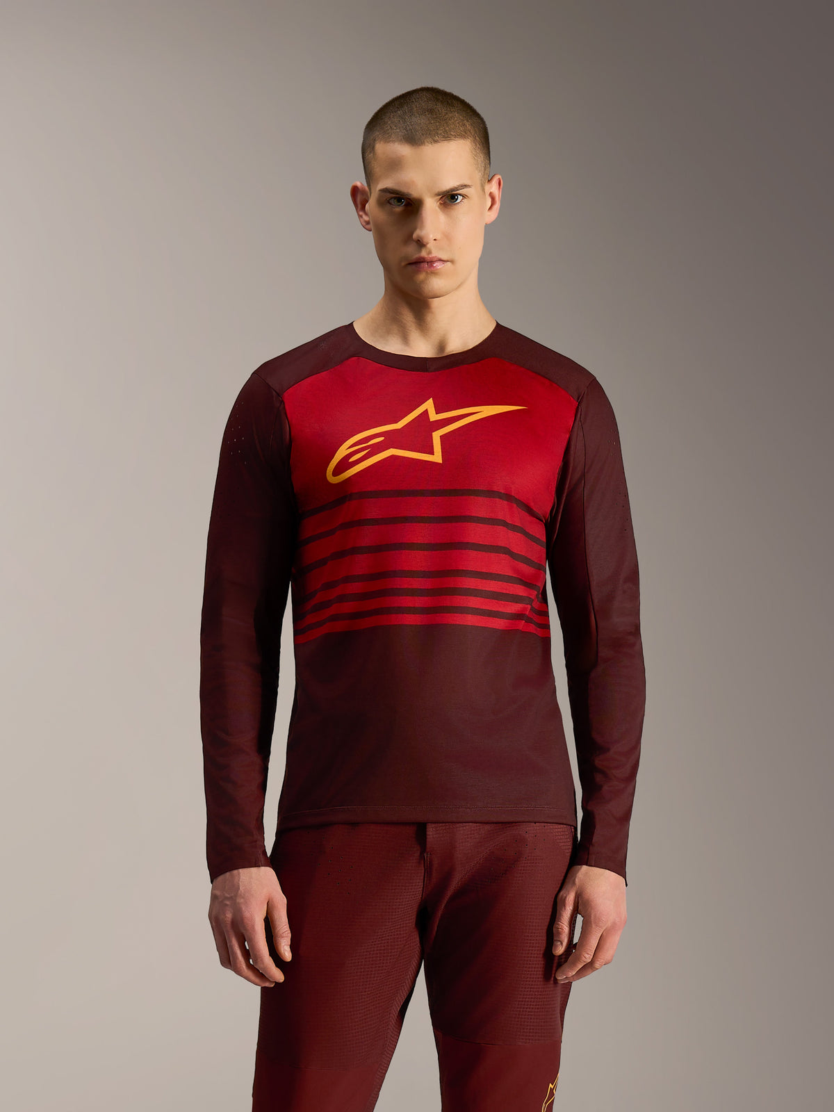 A-Dura Elite langærmet trøje 2.0 i bordeaux med vandrette striber og gult Alpinestars-logo til MTB-kørsel.
