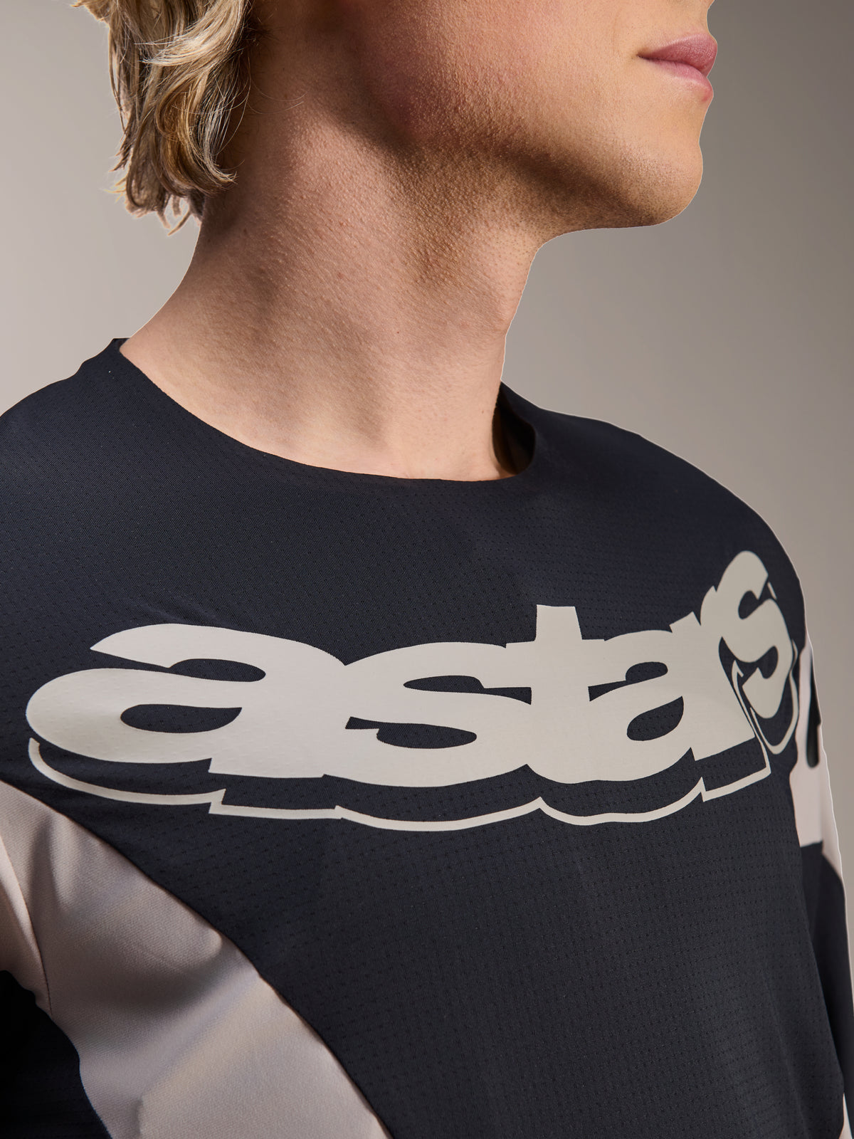 Alpinestars A-Supra Melt Jersey, langærmet MTB-trøje, sort og grå med stort hvidt astars-ordmærke på brystet, mikroperforeret åndbart materiale, racerinspireret design