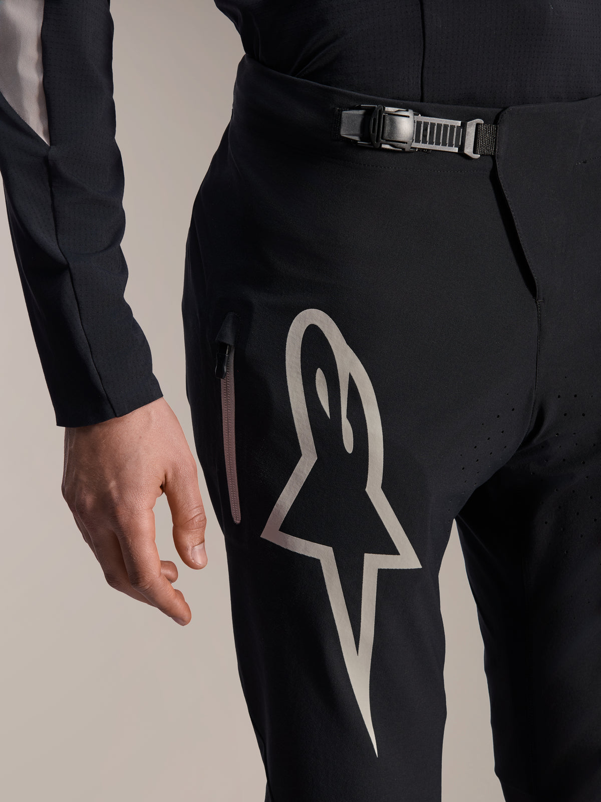 Alpinestars A-Supra Melt bukser, MTB-bukser, sort, med et stort hvidt Astar-logo på låret, justerbar skraldelukning i taljen og sidelomme med lynlås, detaljeret visning af teknisk performance MTB-udstyr