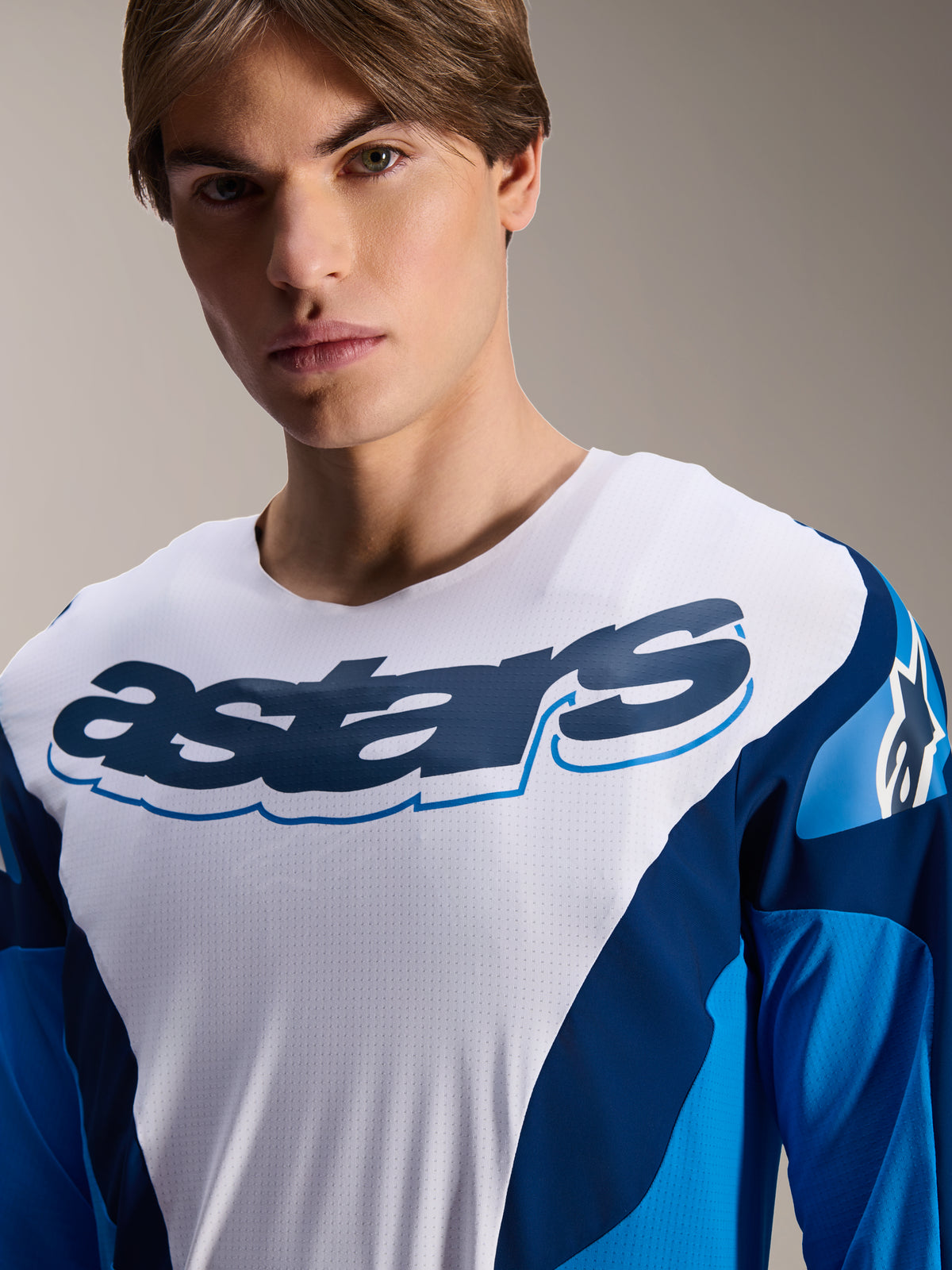 Alpinestars A-Supra Melt trøje, langærmet MTB-trøje, blå og hvid med navy grafik, stort 'astars'-logo på brystet, mikroperforeret performancemateriale, atletisk pasform til mountainbiking