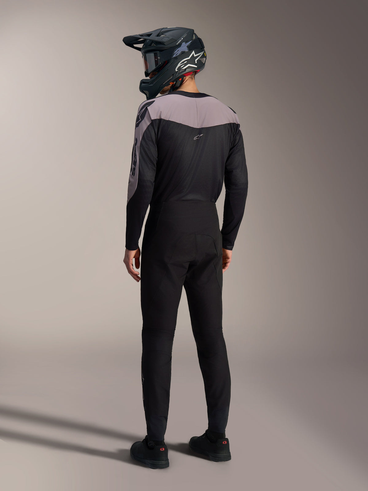 Alpinestars A-Supra Elite MTB-sæt i sort og grå med trøje og matchende racerbukser set bagfra.