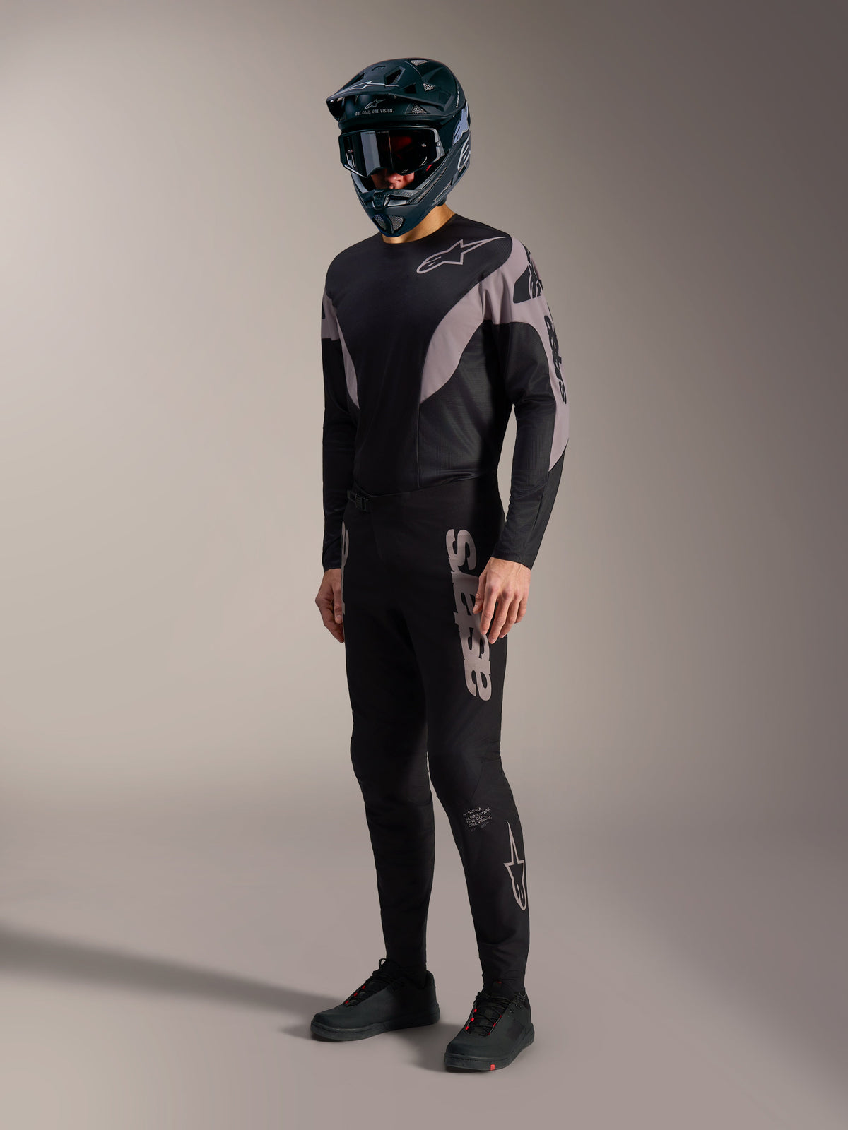 A-Supra Elite MTB-sæt i sort og grå med performance-strækbukser og trøje med markant Alpinestars-branding.