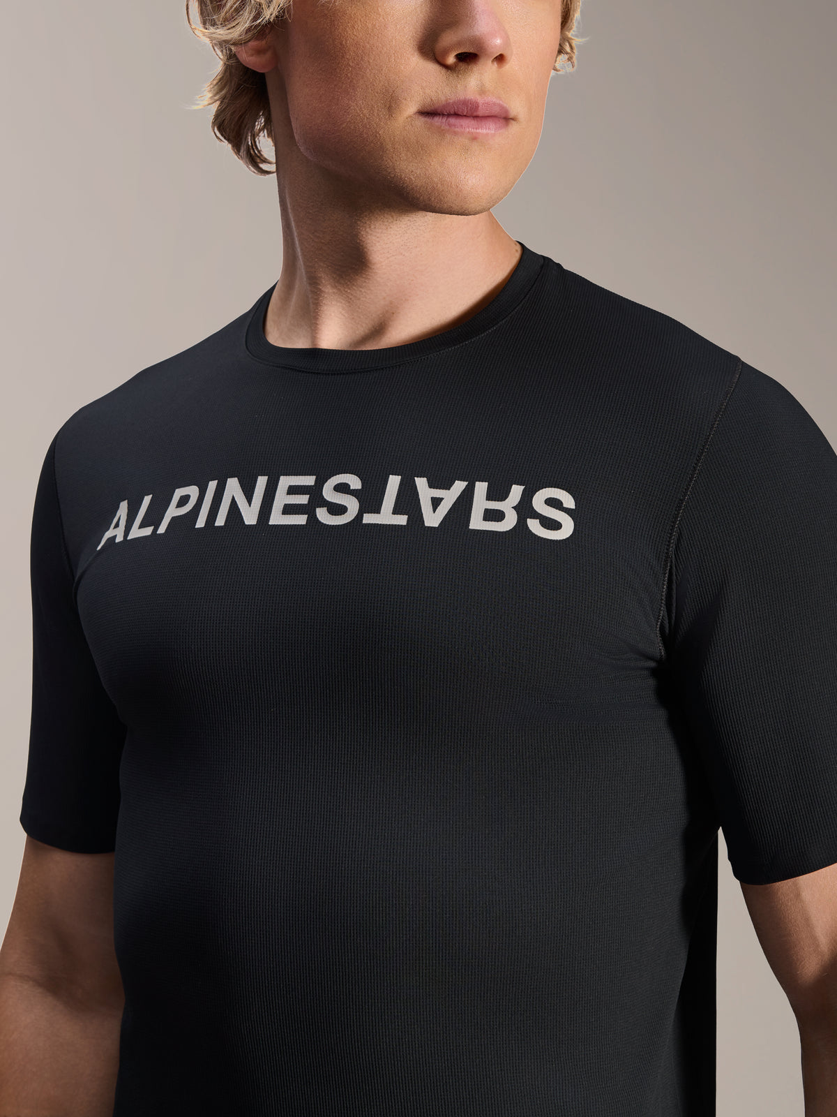 Alpinestars A-Aria Switch trøje - kortærmet, sort, hvidt Alpinestars-logo over brystet, performance fit, åndbart cykeltøj til mænd