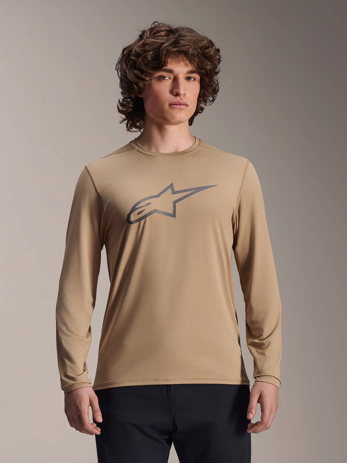 Alpinestars A-Dura Astar langærmet trøje, lysbrun, MTB-mountainbiketrøje med et stort mørkegråt Astars-logo på brystet, almindelig pasform, teknisk svedtransporterende materiale til off-road performance