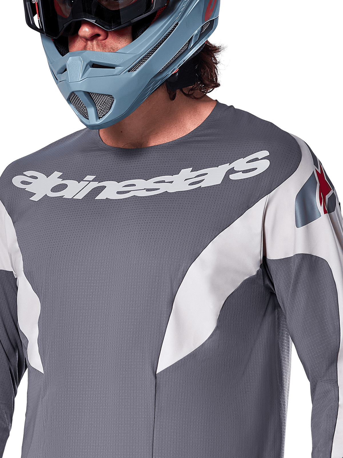 Alpinestars A-Supra Race langærmet trøje, MTB-trøje, mørkegrå med hvid racing-grafik og hvidt Alpinestars-logo, båret med en lyseblå full-face hjelm og goggles, mikroperforeret stof til terrænkørsel