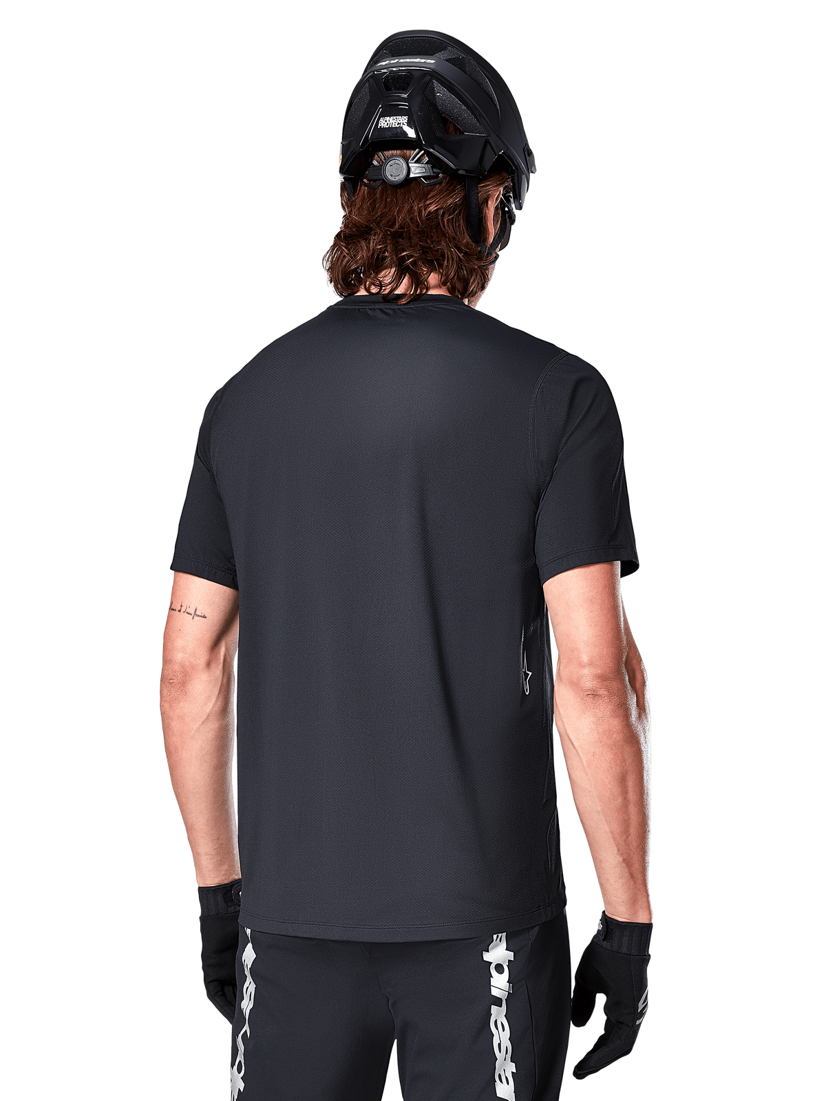 Alpinestars A-Dura Switch trøje, kortærmet herre-MTB-trøje, sort, set bagfra med fokus på det forlængede bagstykke og en almindelig pasform til mountainbiking.