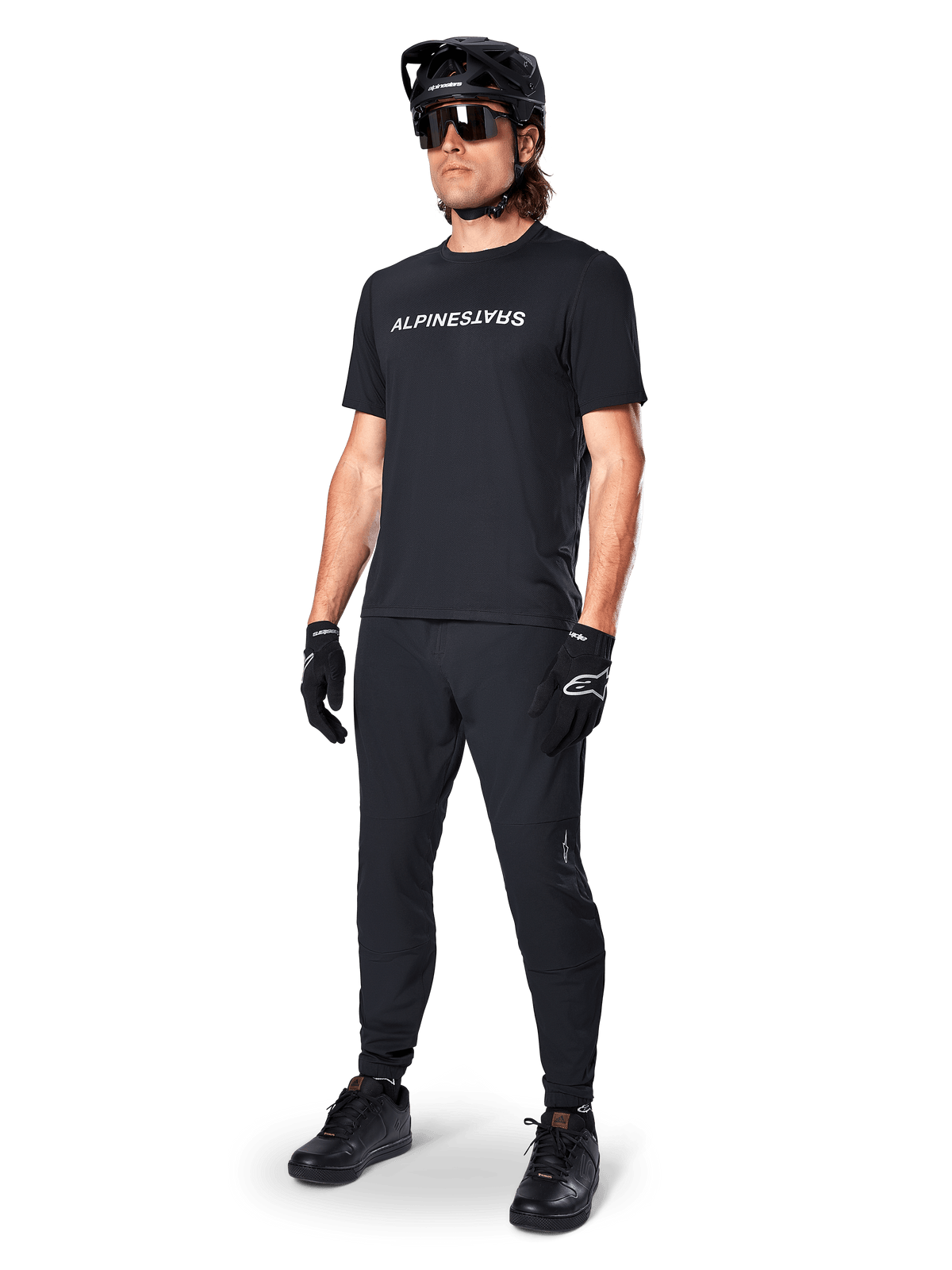 Alpinestars A-Dura Switch trøje, sort kortærmet mountainbiketrøje med hvidt logo på brystet, båret af mandlig rytter.