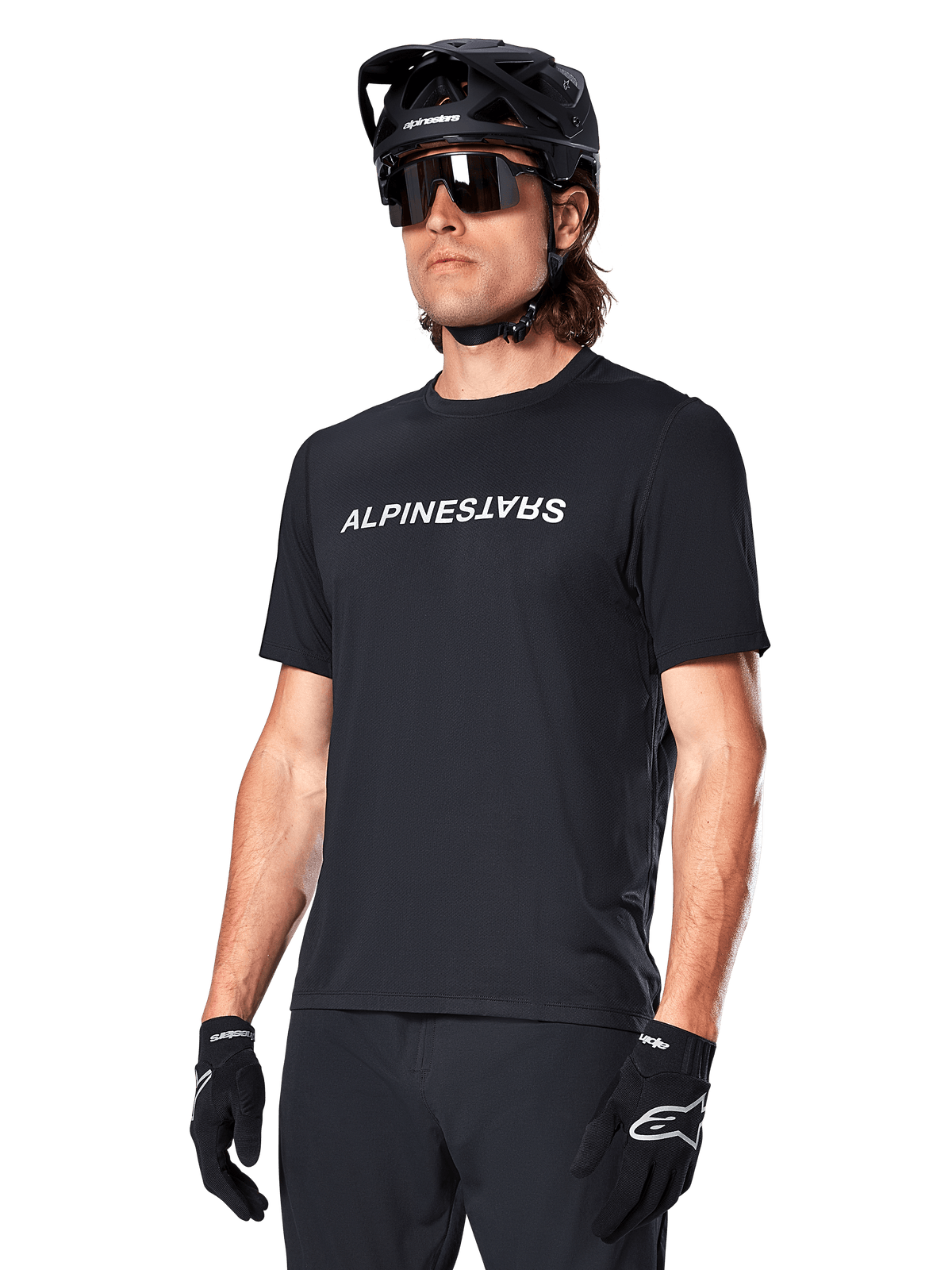 Alpinestars A-Dura Switch trøje, kortærmet herre-MTB-trailtrøje, sort med hvidt wordmark-logo, teknisk tekstil, båret med hjelm og solbriller