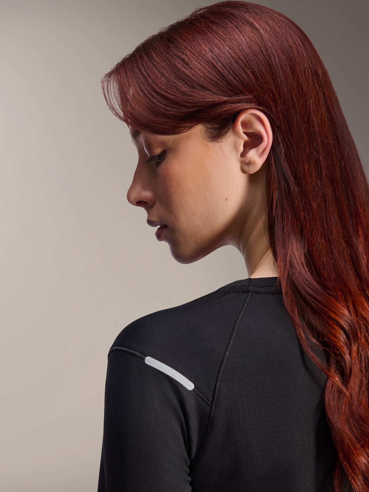 Alpinestars Stella A-Dura Thermal Jersey, langærmet MTB-trøje til kvinder, sort, nærbillede fra siden der fremhæver den reflekterende sølvstribe på skulderen, teknisk isoleret materiale til mountainbike-kørsel